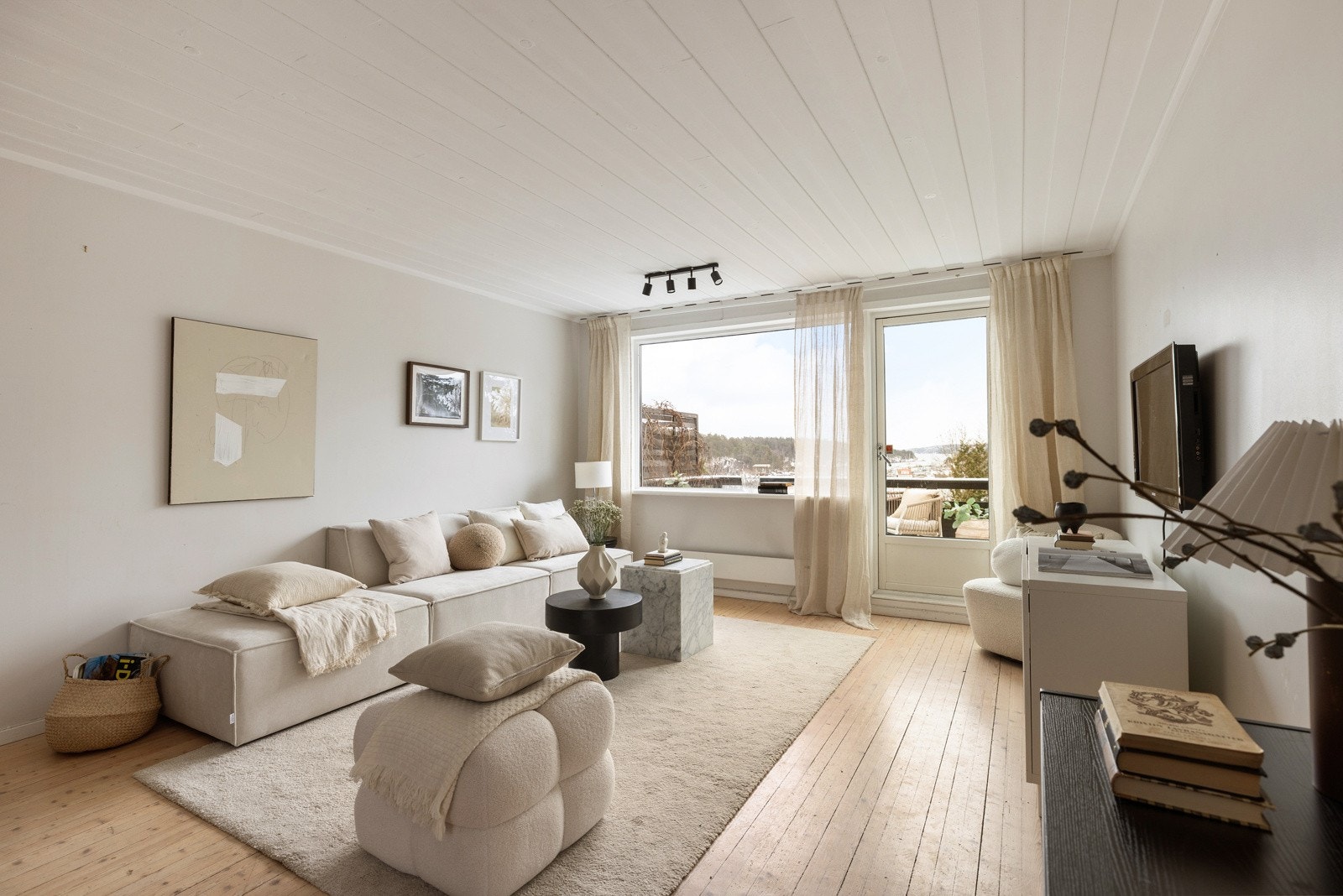 I stuen har du god plass til spisebord og sofaseksjon. Galleribilde