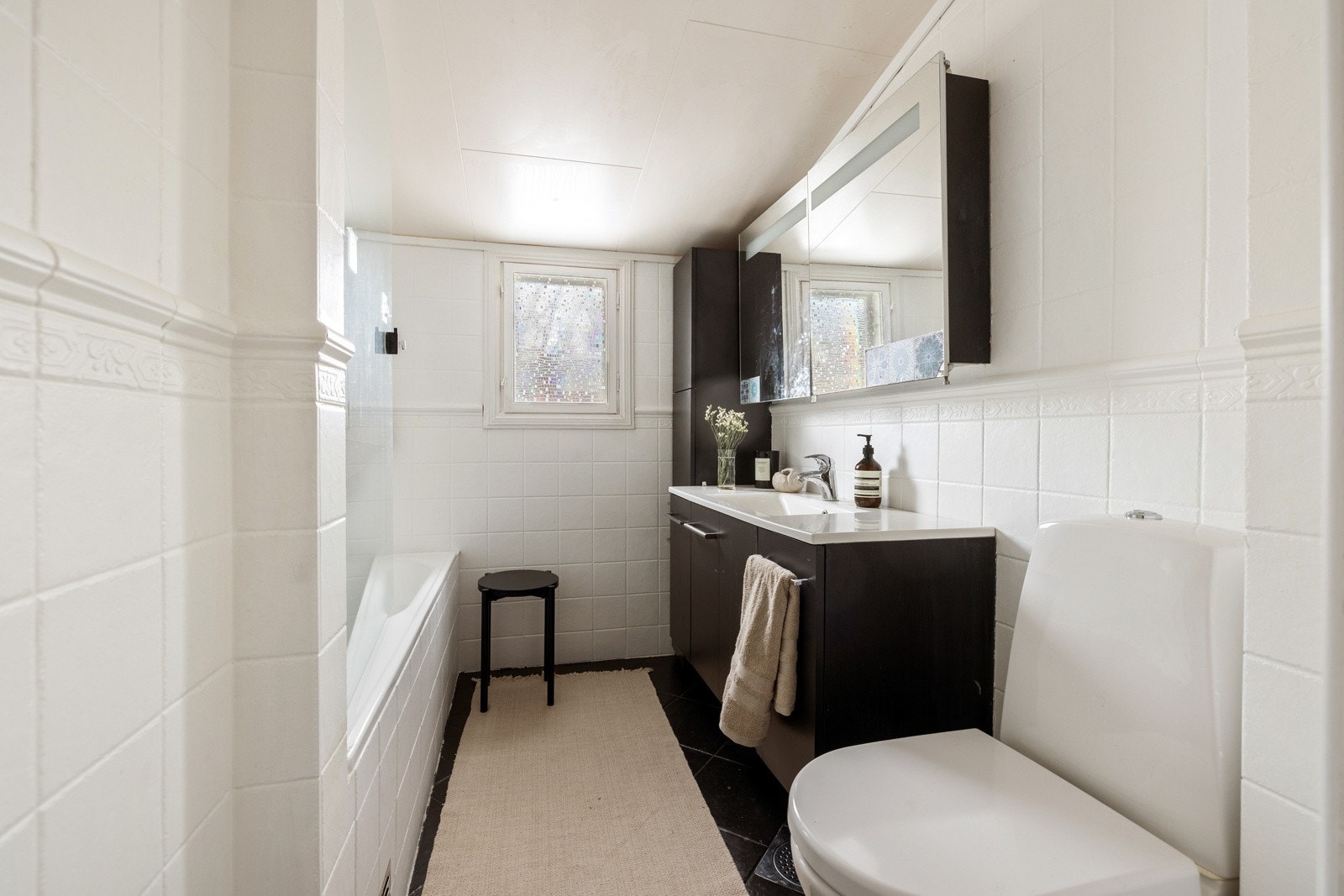 I 2. etasje får du et romslig og flislagt bad med innmurt badekar. Galleribilde