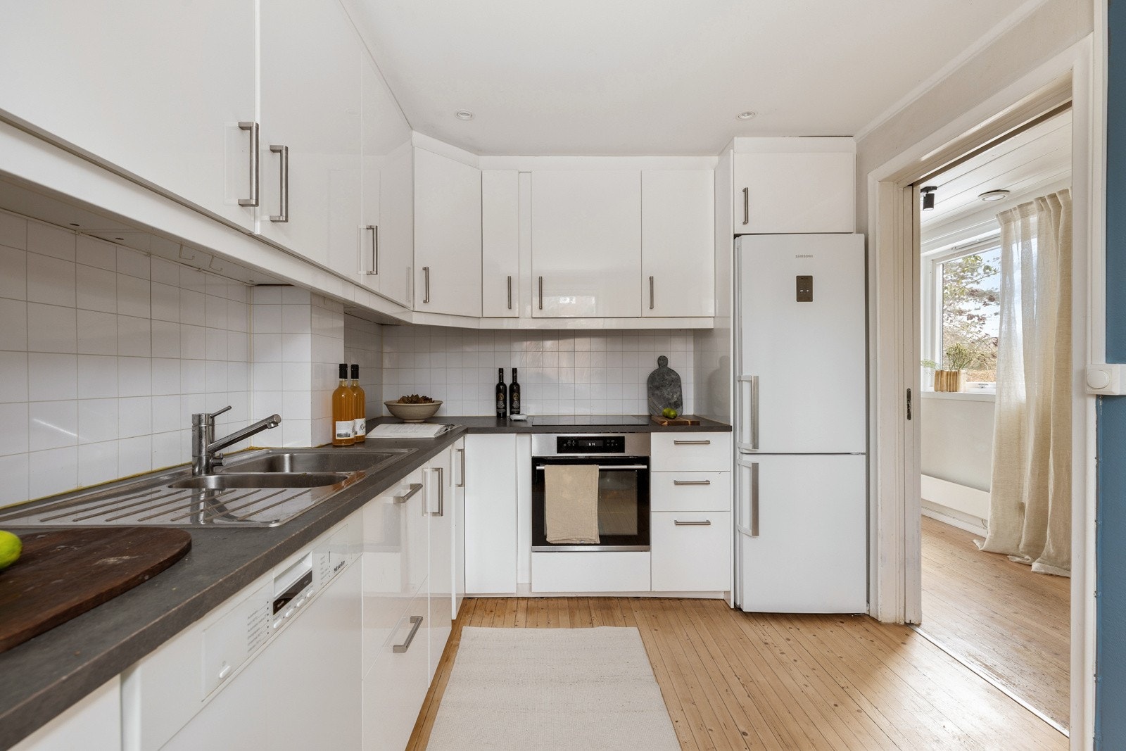 Her inne får du også svært godt med skap- og benkeplass. Galleribilde