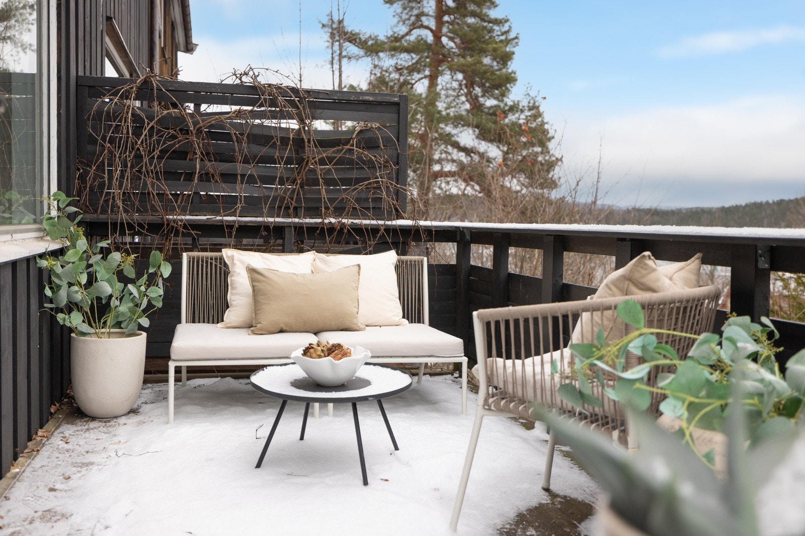 Balkongen er sydvendt og måler hele 11 kvm. Galleribilde