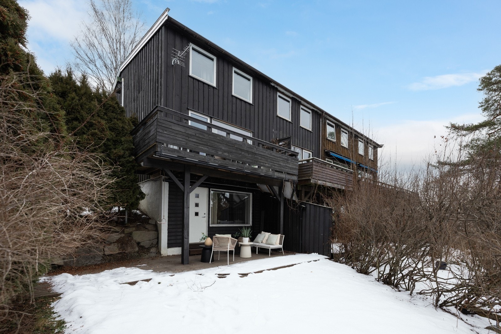 Her bor du flott til i grønne omgivelser og du får garasjeplass i felles garasje(deles med nabo). Galleribilde