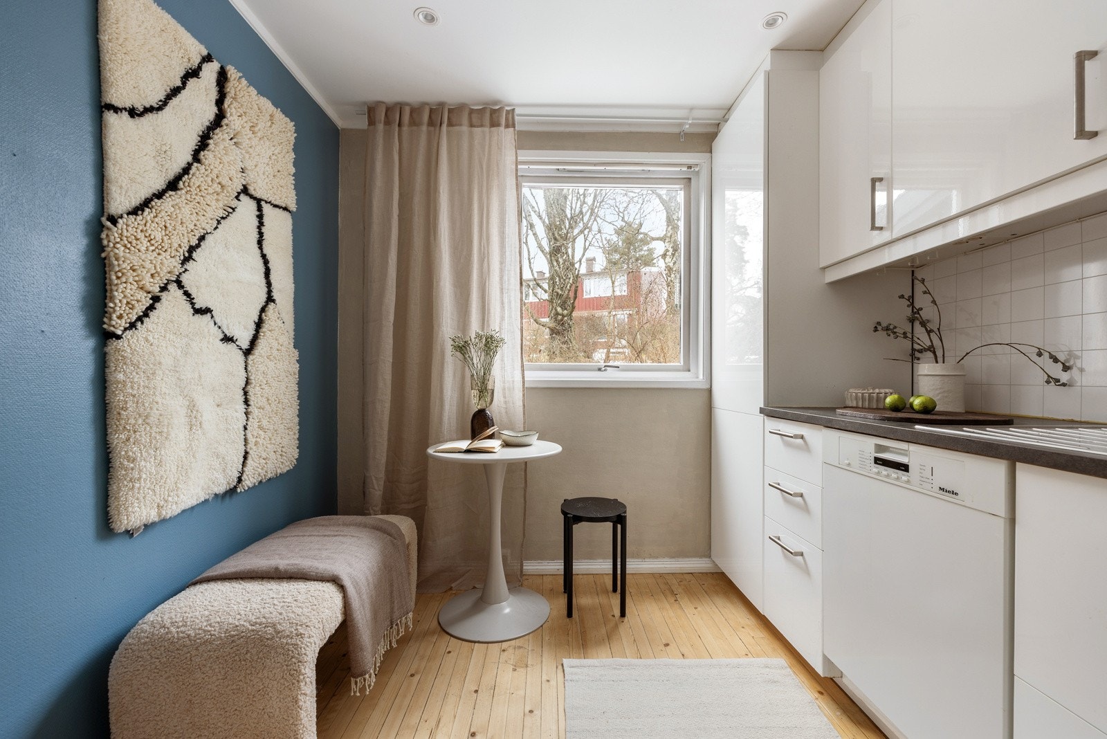 På kjøkkenet får du plass til en liten spisekrok. Galleribilde