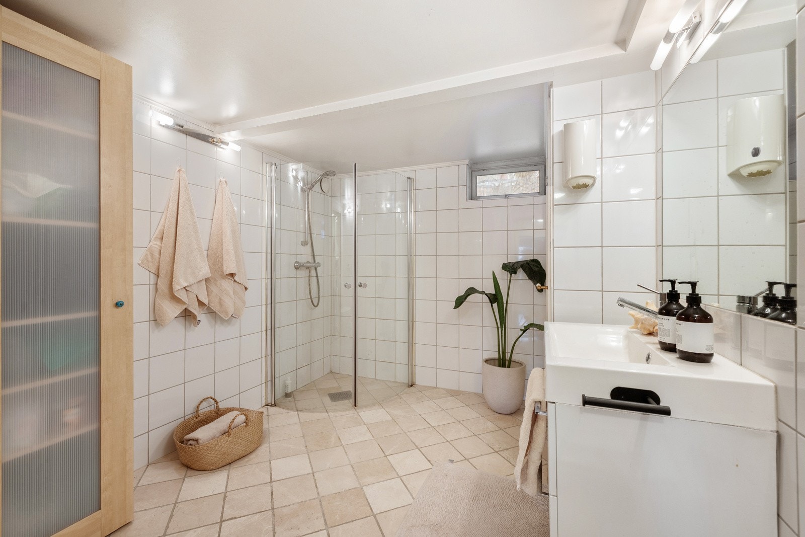 I underetasjen får du også bad og separat vaskerom(ikke avbildet). Galleribilde