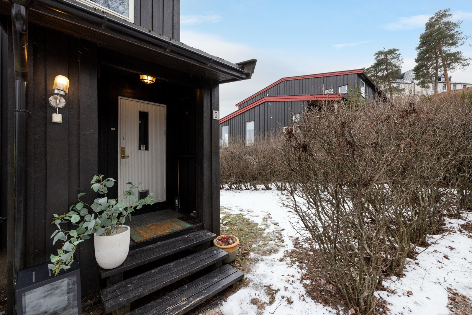 Inngangsparti med smart bod på siden av inngangsdøren. Galleribilde