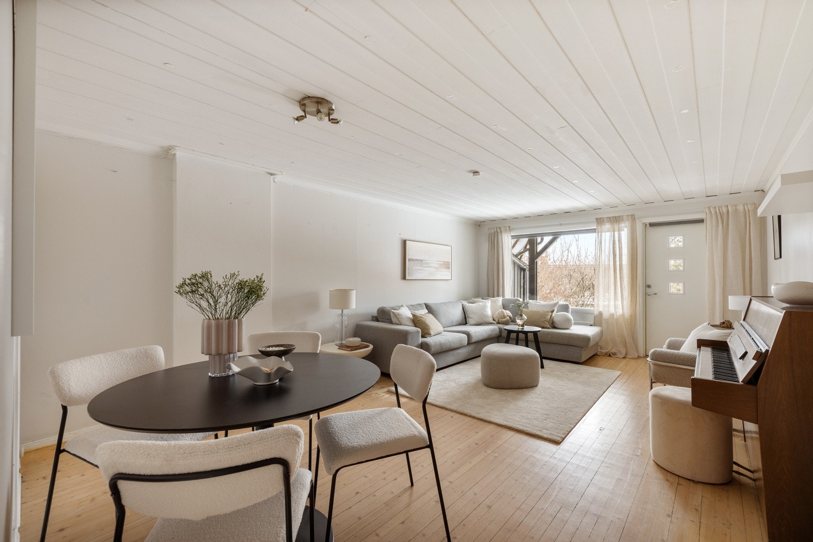 Stor "kjellerstue" (byggemeldt som hobbyrom, ikke godkjent for varig opphold). Galleribilde