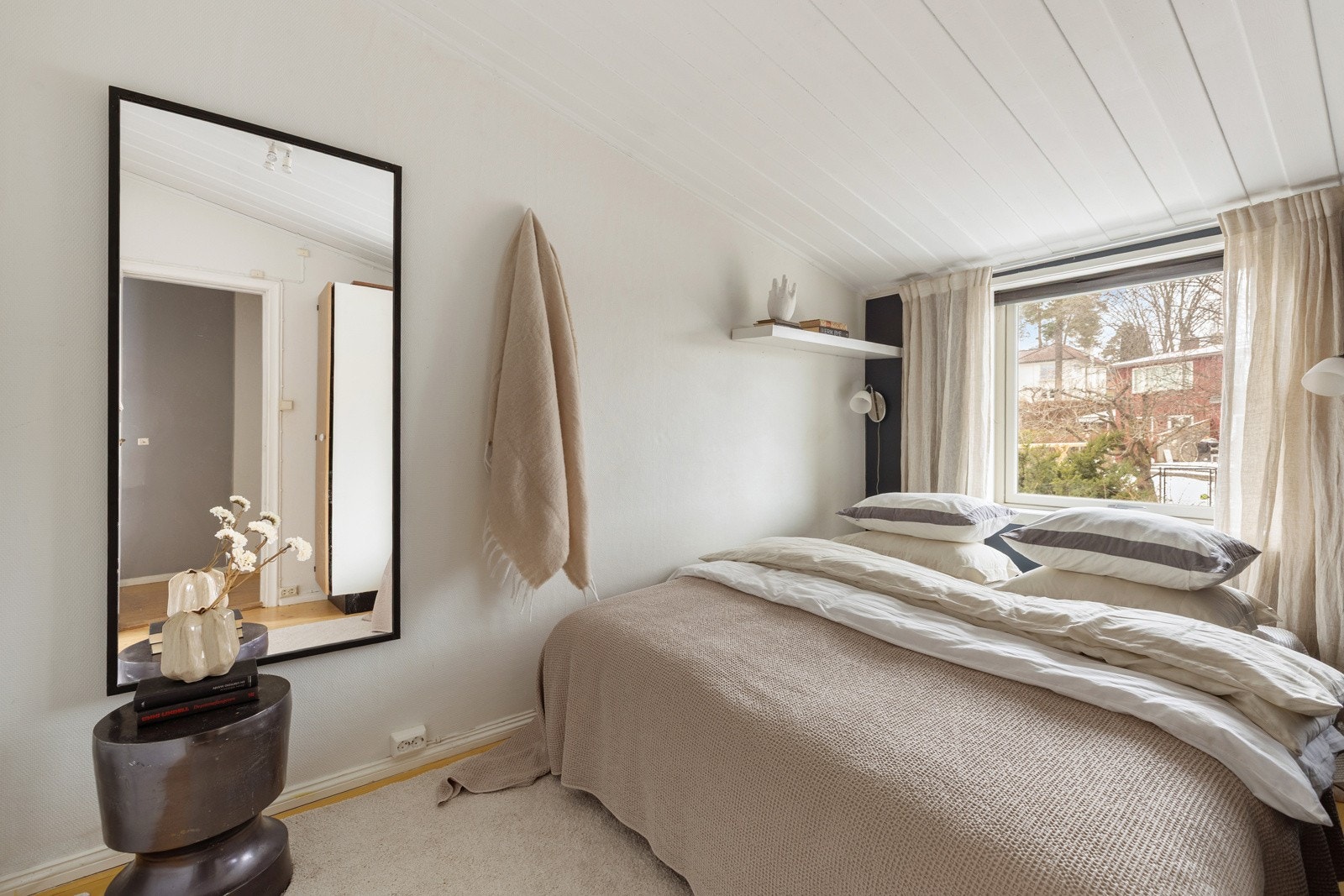 Hovedsoverom med plass til dobbelseng og med tilgang til et romslig garderoberom. Galleribilde