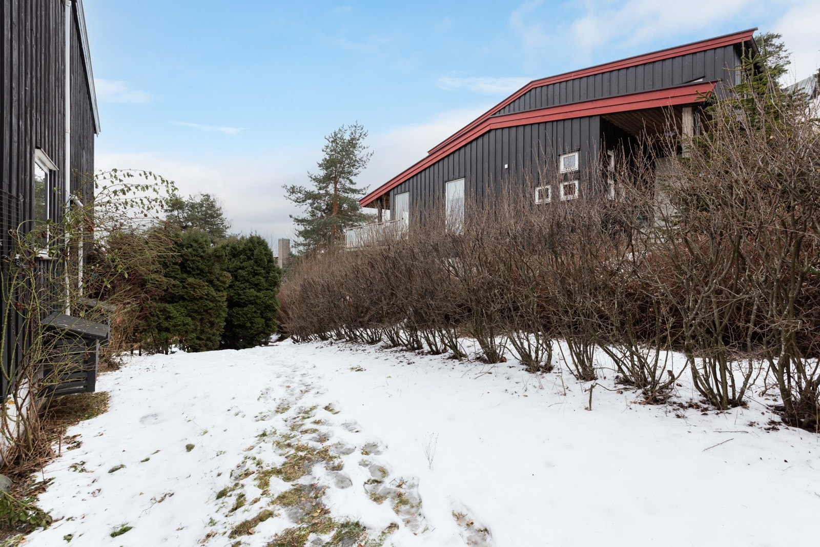 Hagen er todelt og på siden av huset er den vestvendt. Galleribilde