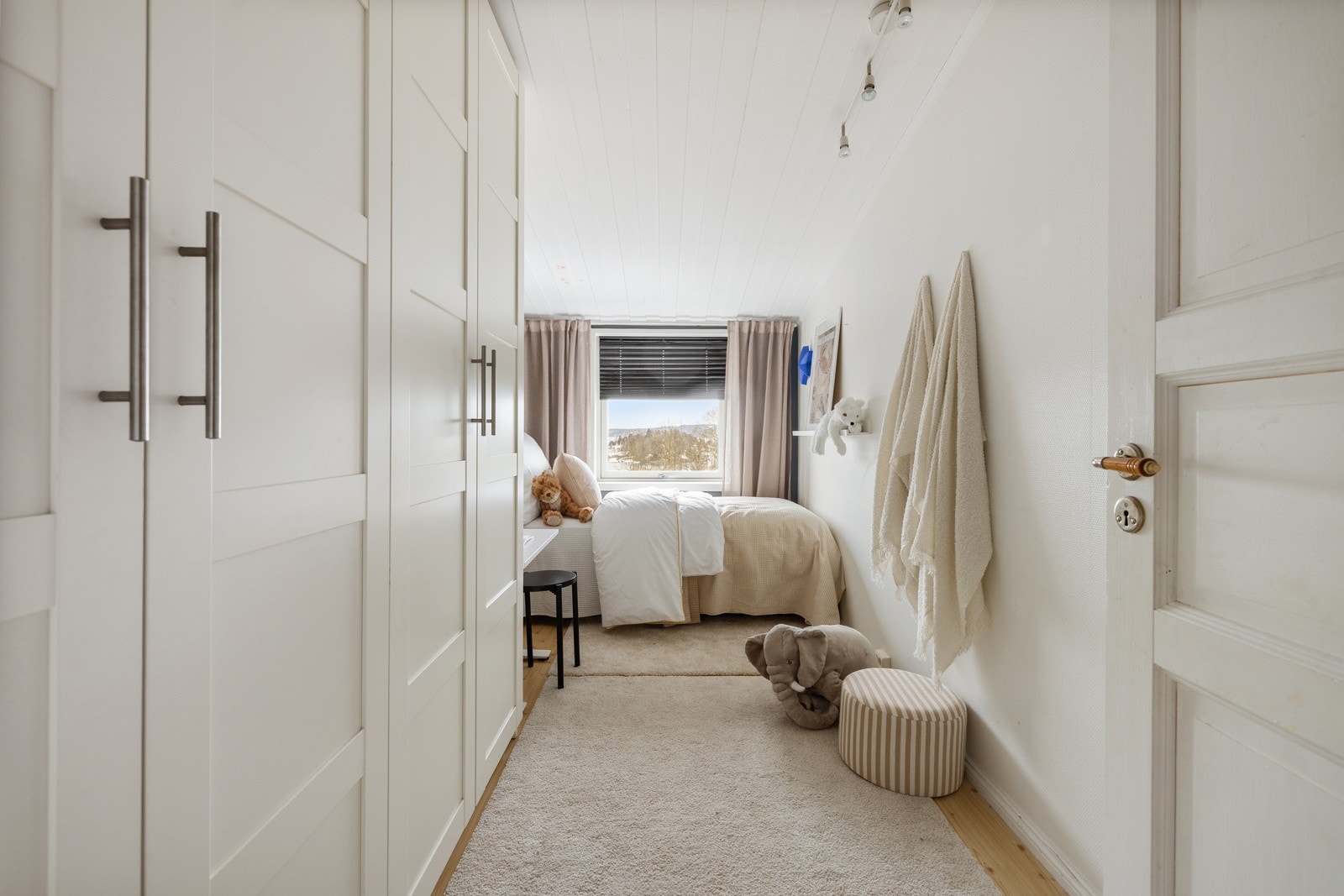 Soverom 2 er romslig med stor garderobe og plass til seng m.m. Galleribilde