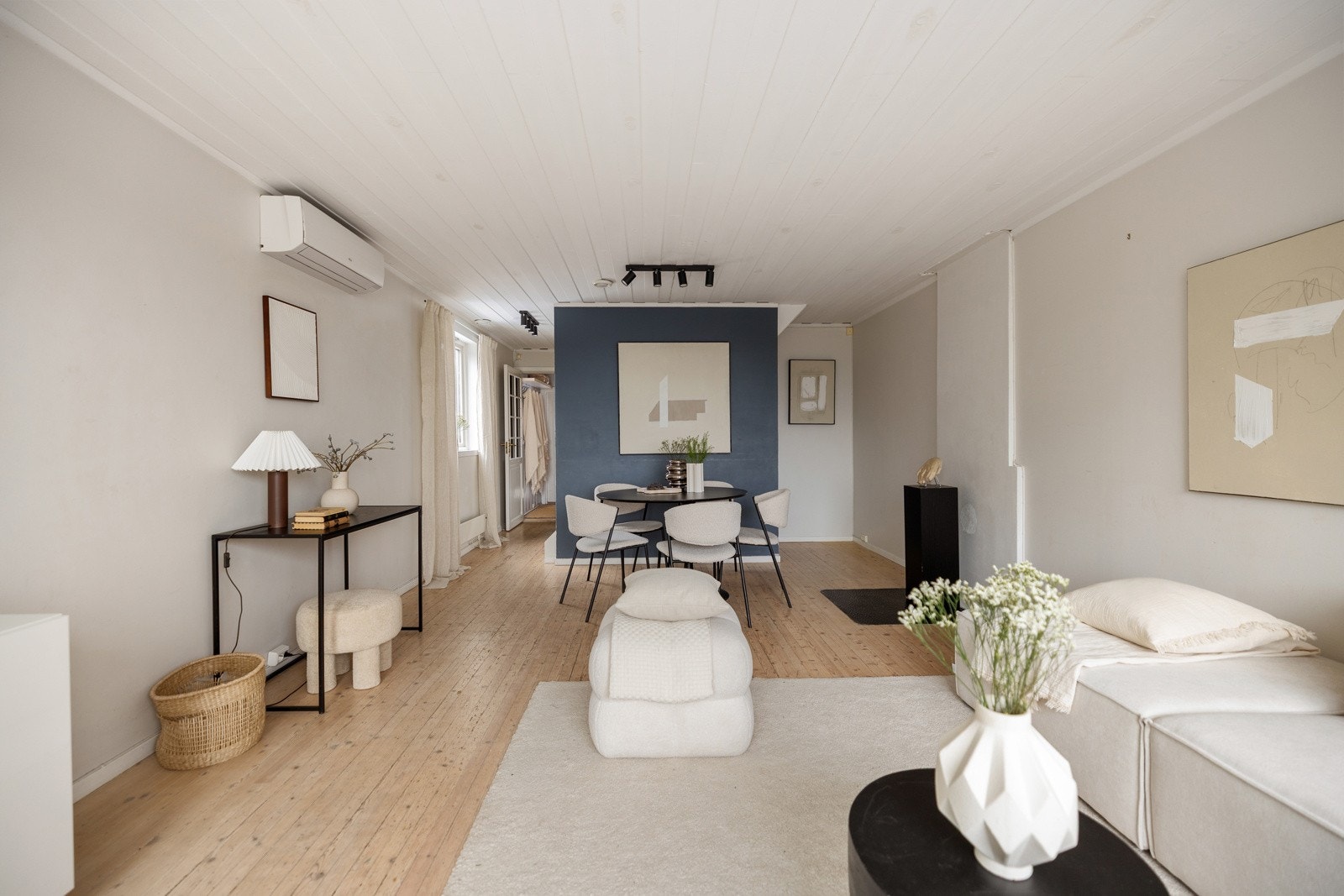 Boligen har en god layout med de sosiale rommene i 1. og alle soverommene i 2. Galleribilde