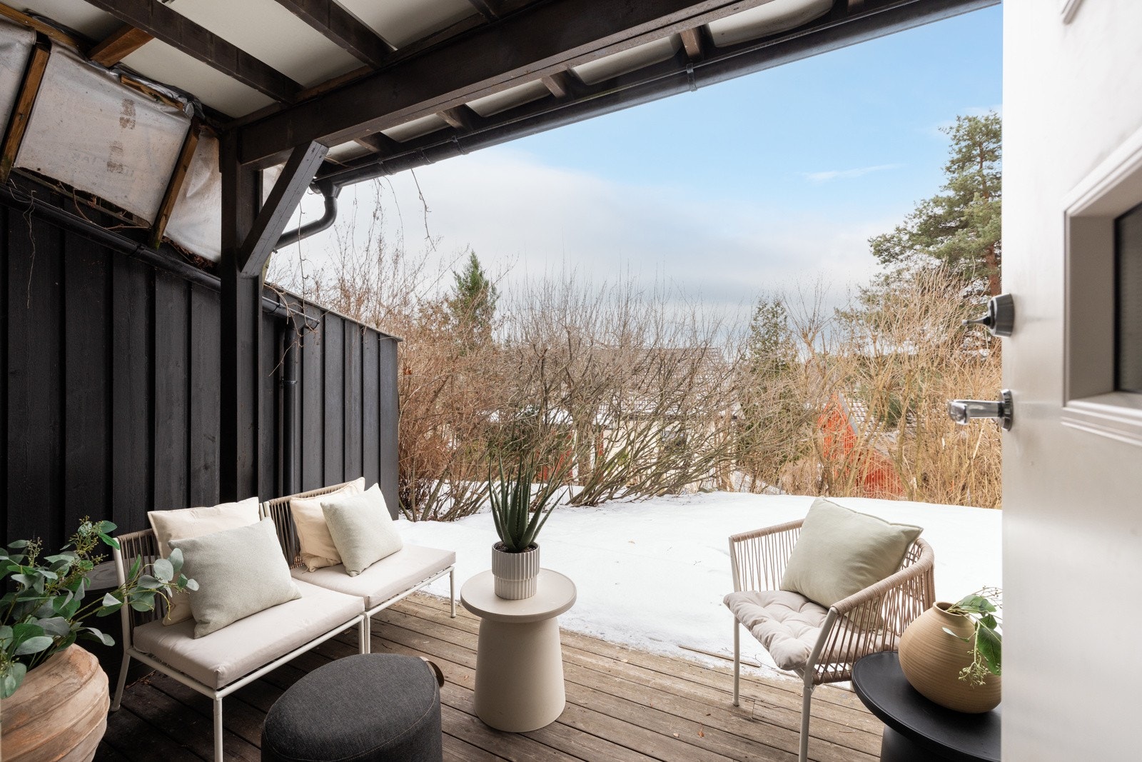 Her ute får du 21 kvm med platting og hage med plen og beplantning. Galleribilde