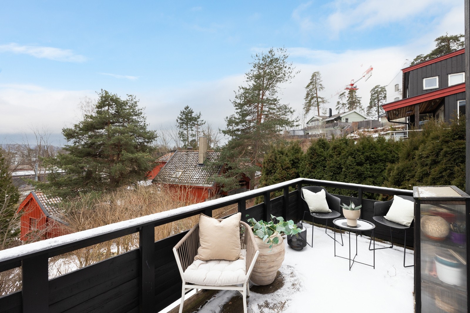 Fra stuen kommer du ut på en deilig balkong med utsikt mot Oslofjorden og Bestumkilen. Galleribilde