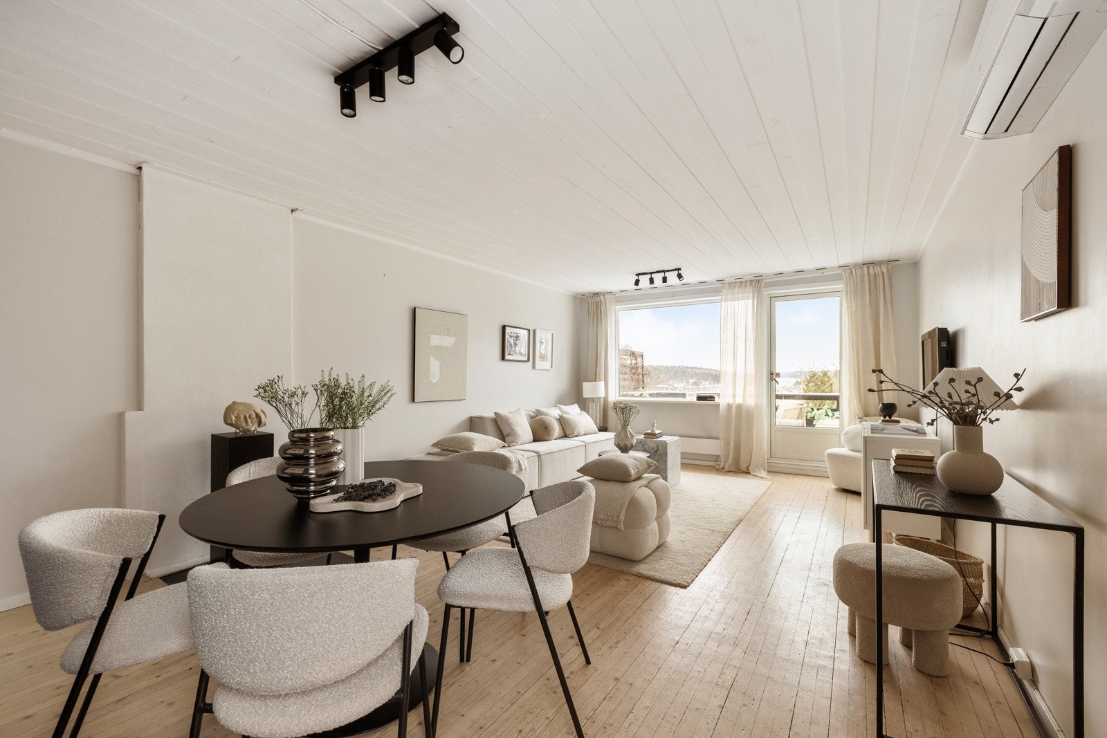 Lys og stor stue med store vindusflater og sjøutsikt! Galleribilde