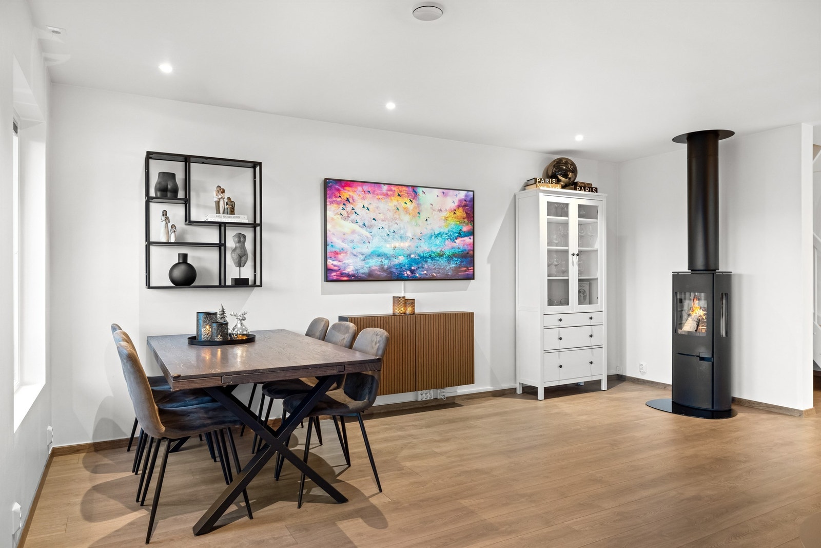 Vinduene i første etasje er utstyrt med Duett plisségardiner. Galleribilde