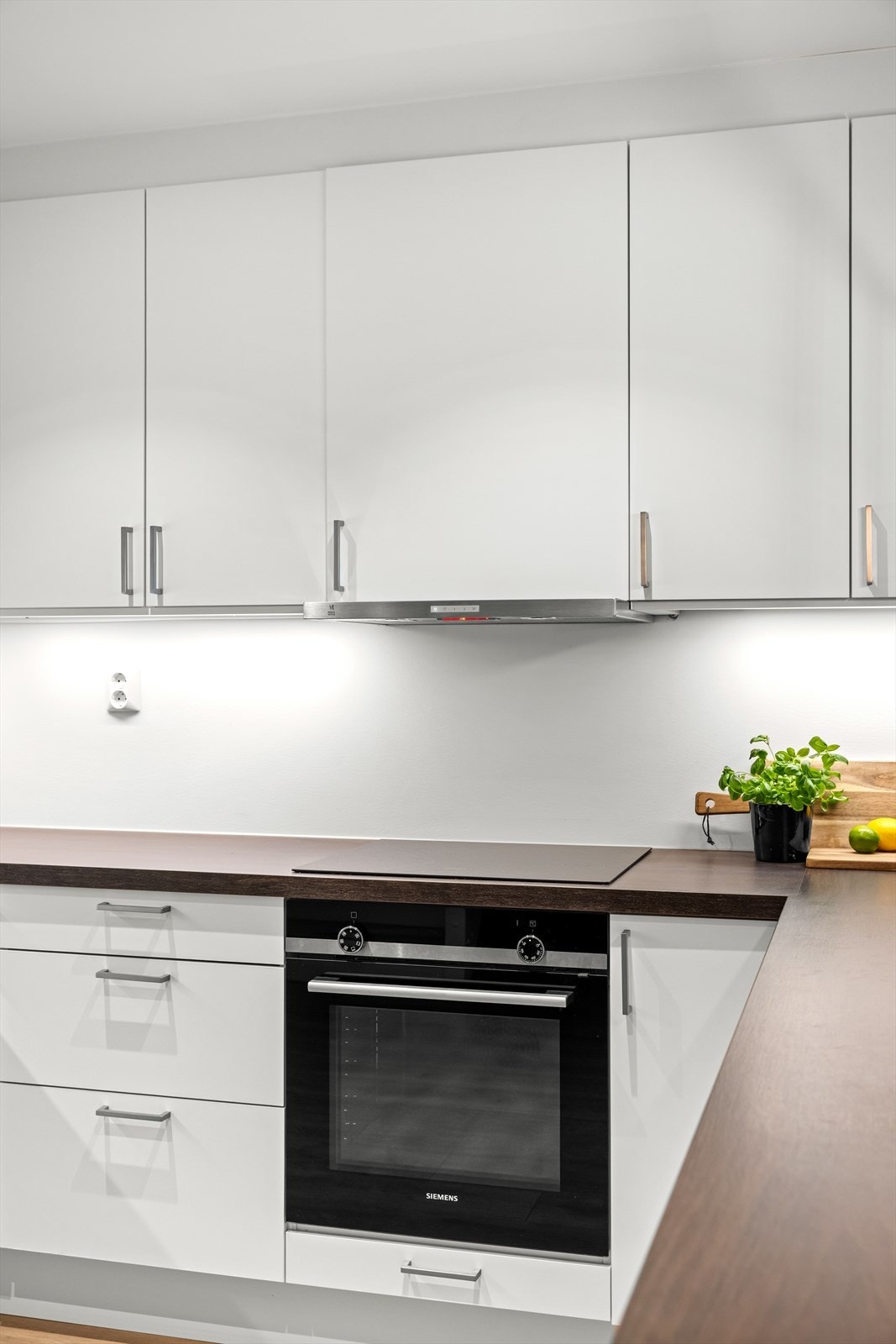 Kjøkkenet er utstyrt med stekeovn, nedfelt induksjonstopp og ventilator. Galleribilde