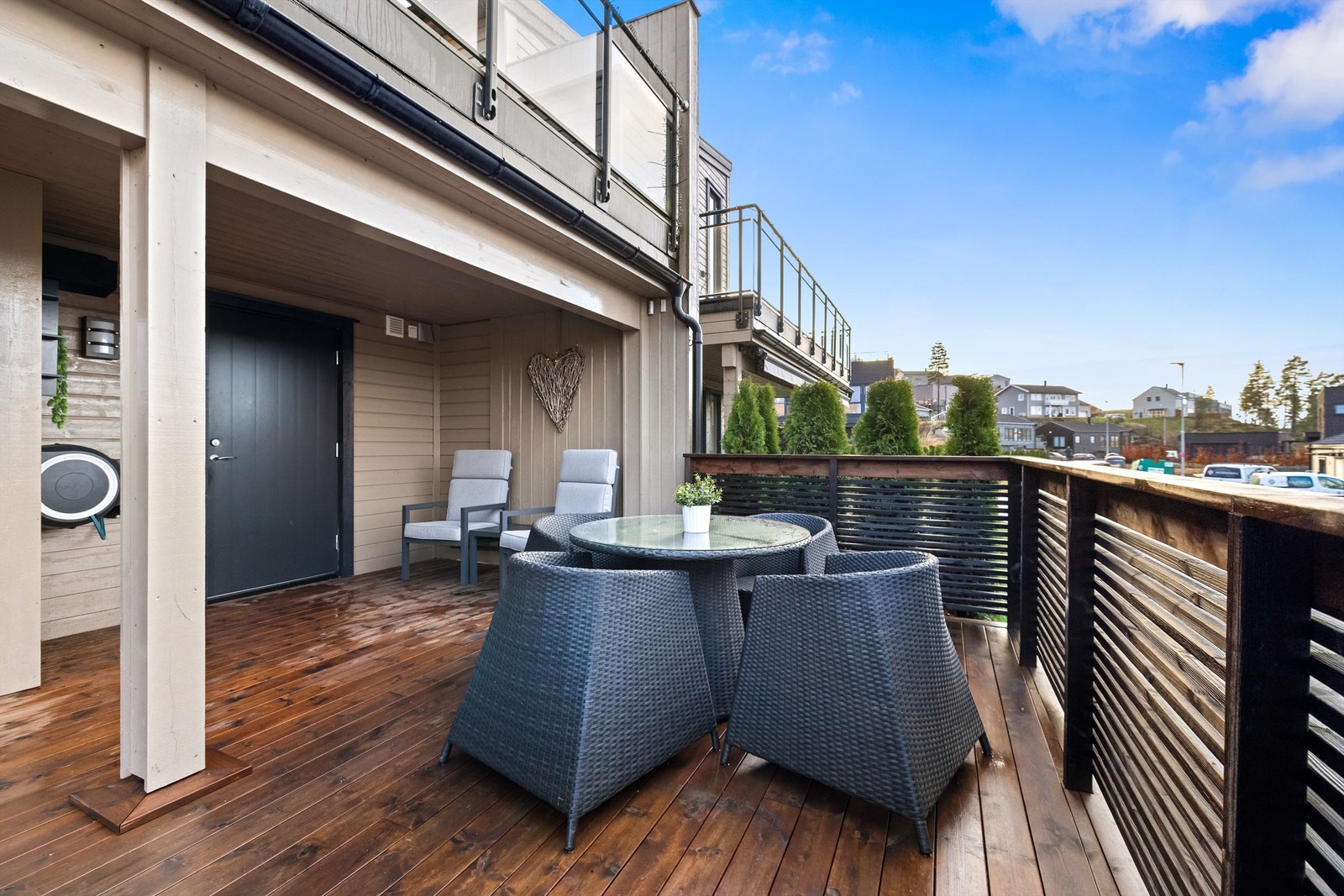 Den romslige terrassen i første etasje ble bygget i 2021 og er delvis overbygget. Galleribilde