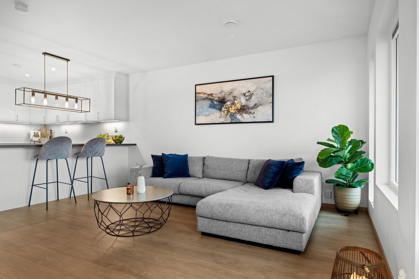 Stue og kjøkken har varmefolie i gulv for jevn temperatur. Galleribilde