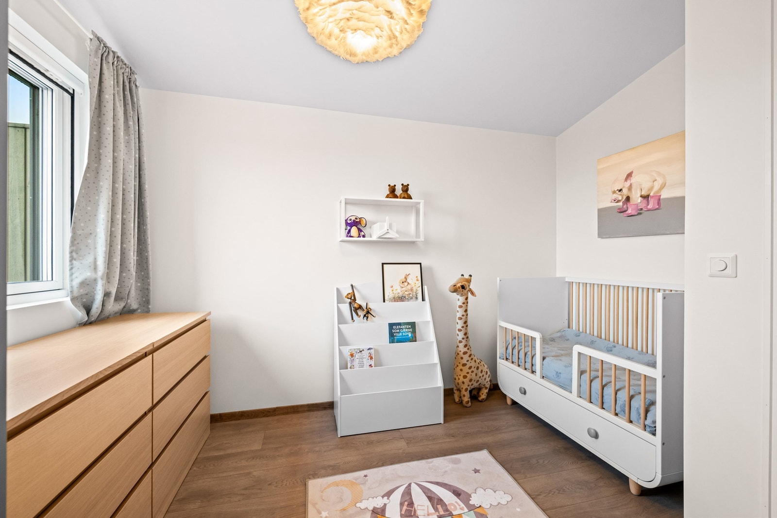 Vinduene i andre etasje har app-styrt solskjerming med utvendige screens og integrert myggnetting på 3 soverom. Galleribilde