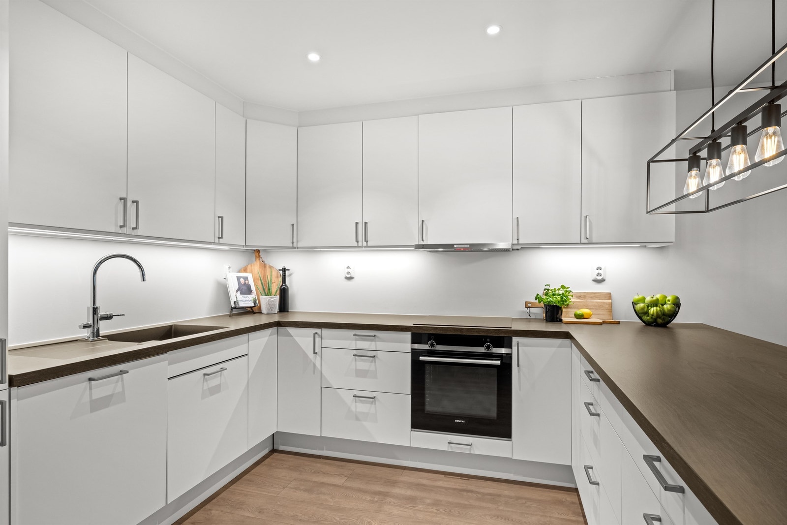 Alle integrerte hvitevarer på kjøkkenet medfølger handelen. Galleribilde