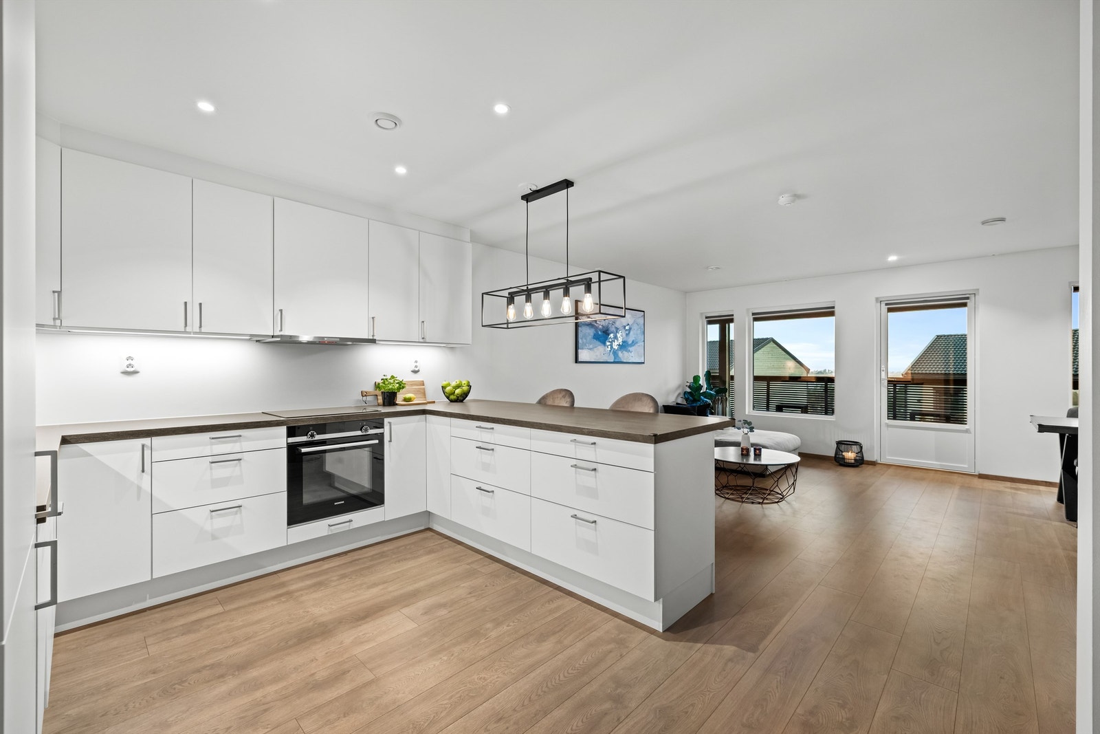 Kjøkkeninnredningen er fra Sigdal, med glatte fronter og takhøye skap. Galleribilde