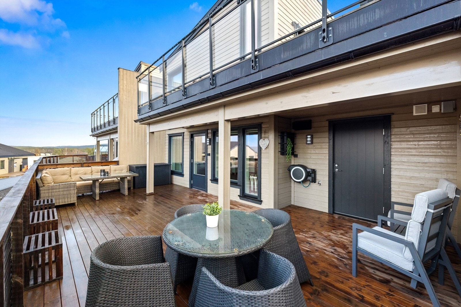 Fra terrassen er det direkte adkomst til en praktisk sportsbod som er innredet til vaskerom Galleribilde