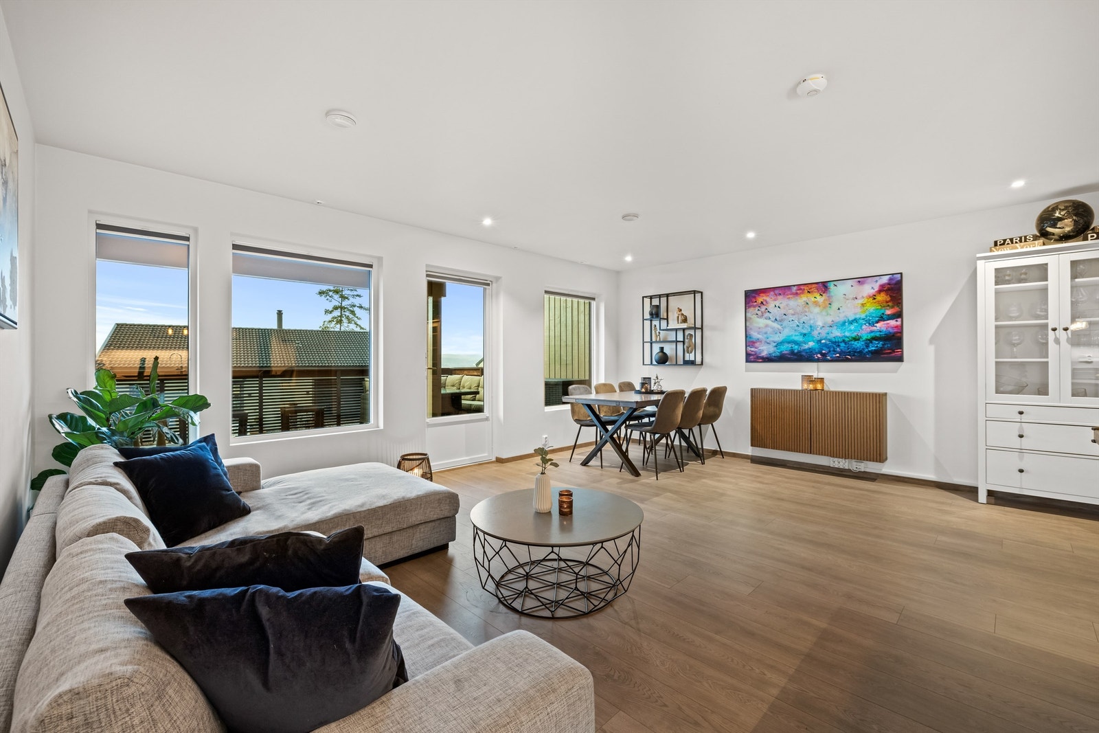 Stuen har god plass til en større sofagruppe og annet møblement. Galleribilde