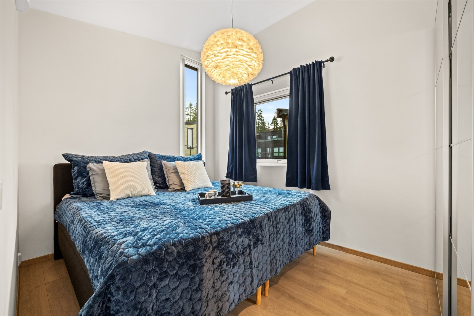 Hovedsoverommet er romslig og har plass til en stor seng. Avbildet seng er i størrelse 210x210 Galleribilde