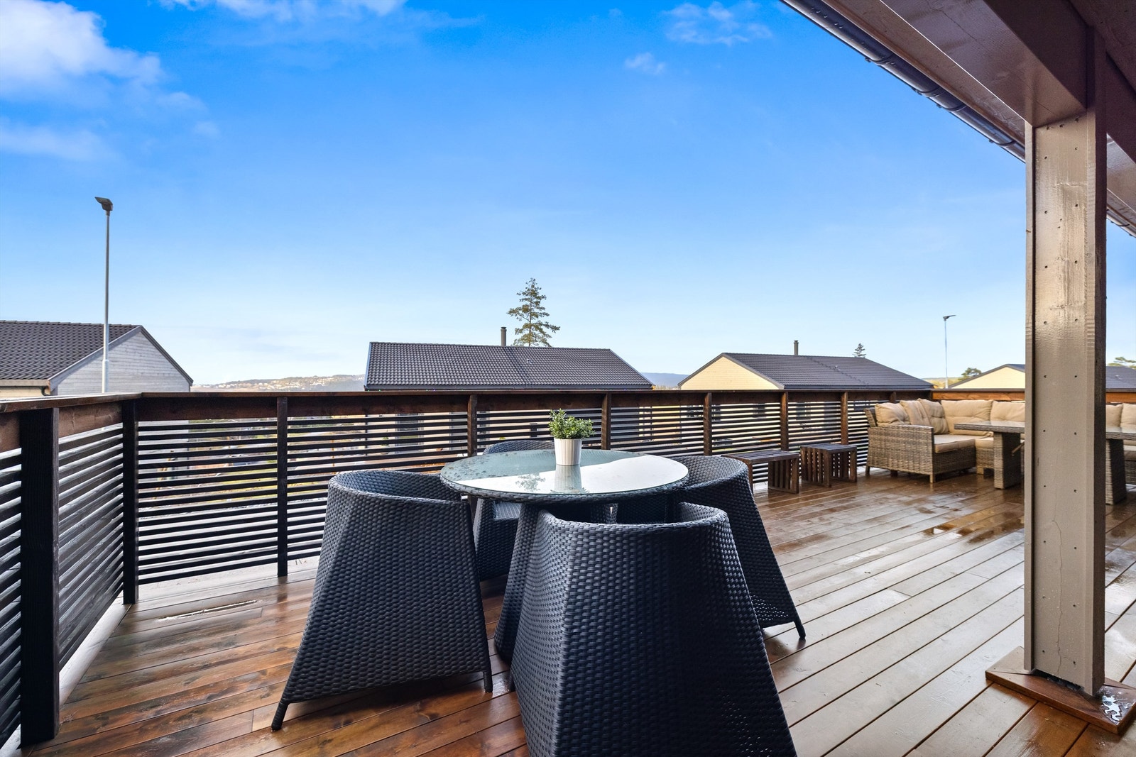 Her er det god plass til flere sittegrupper og grill. Galleribilde