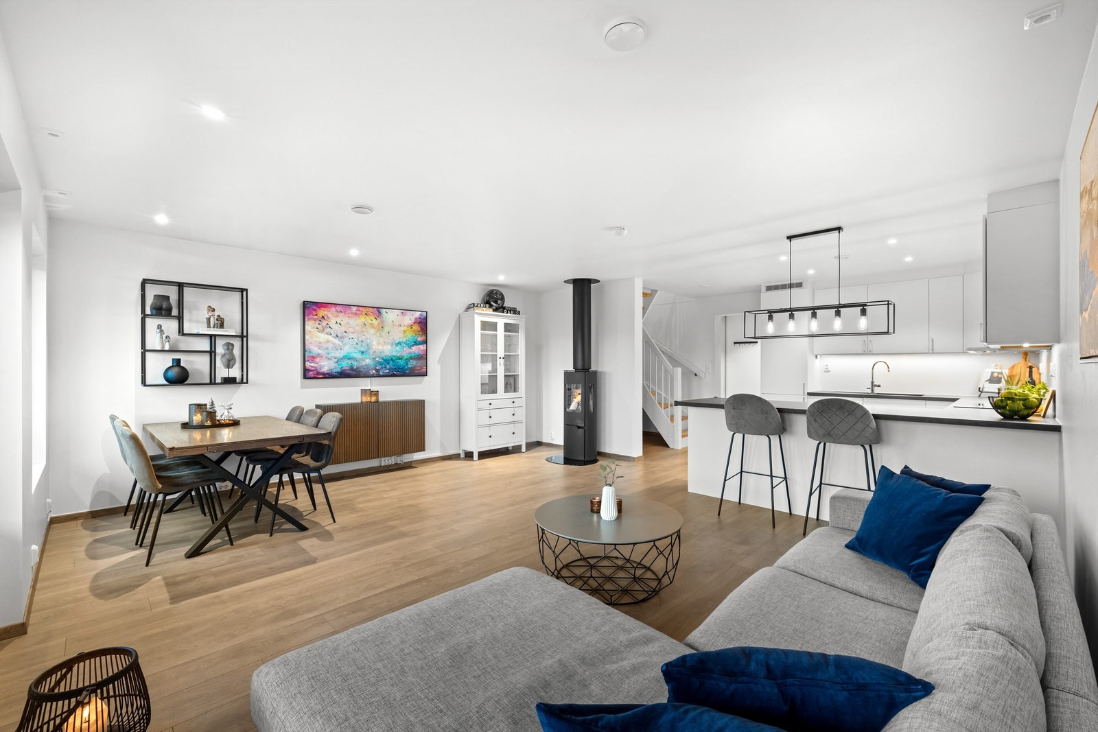 Den åpne løsningen mellom stue og kjøkken gir en sosial og luftig atmosfære. Galleribilde