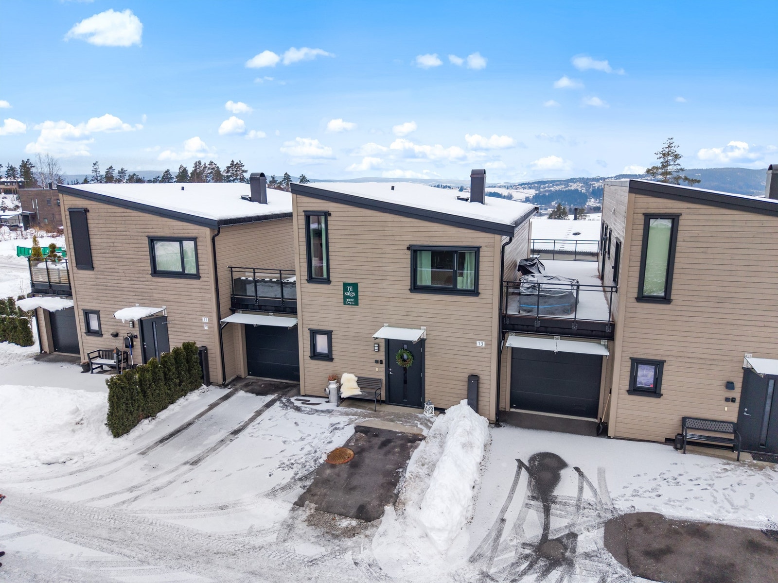 Funkellia 13 hara garasje i boligen med bod i bakkant og dør gjennom til terrassen Galleribilde