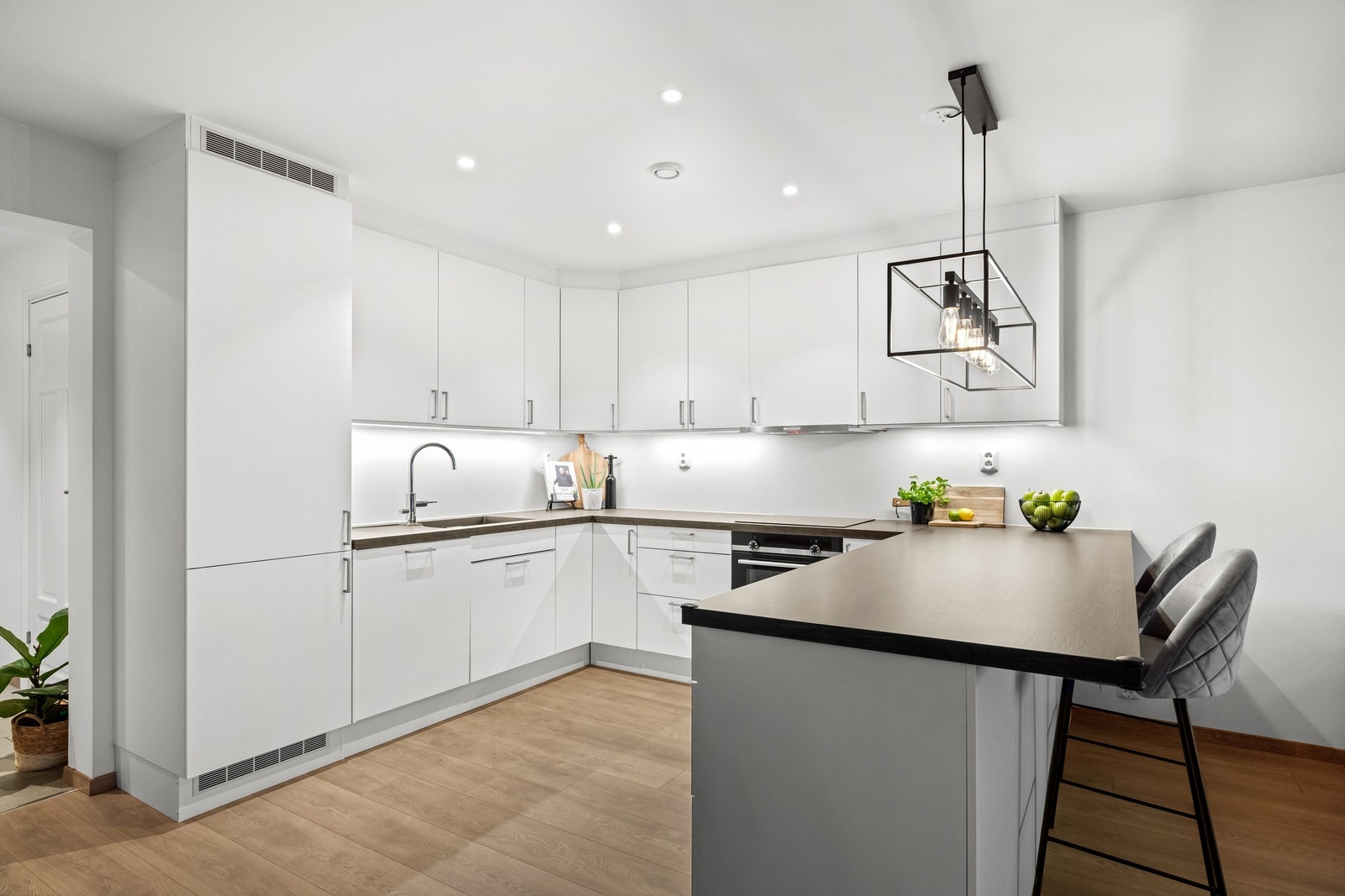 Det er rikelig med skap- og benkeplass, med slitesterk laminatbenkeplate. Galleribilde