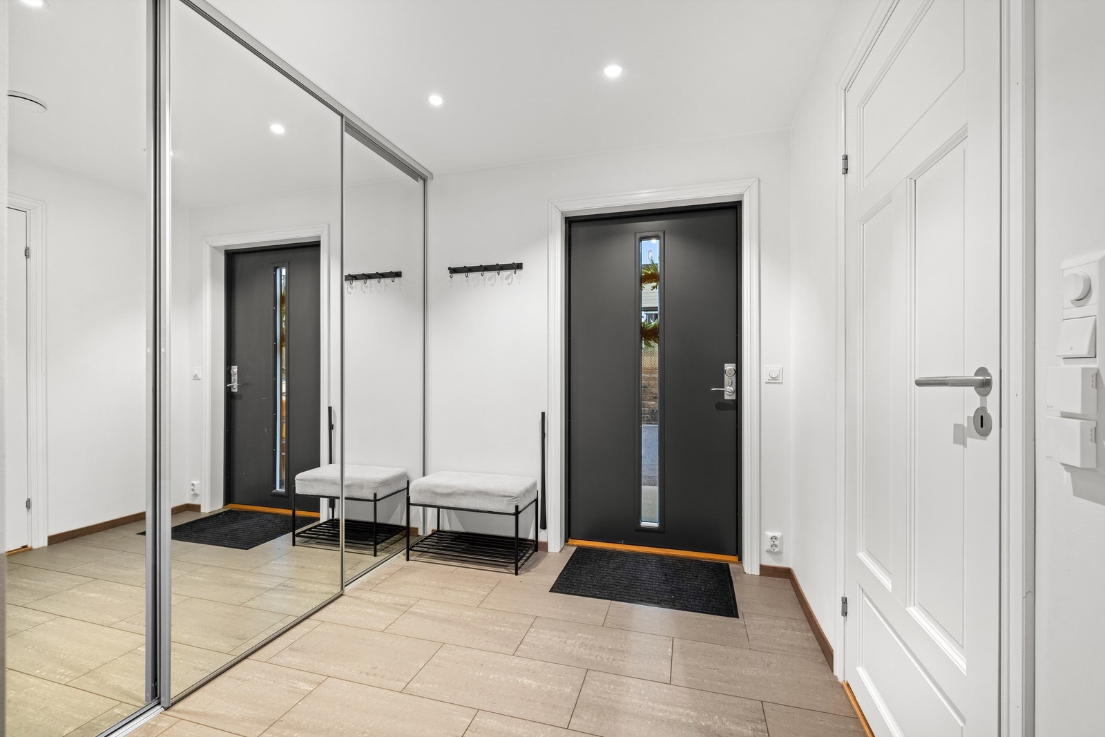 Vel innenfor møtes du av en lys entré med en romslig skyvedørsgarderobe med speilfronter. Varmekabler i gulv. Galleribilde