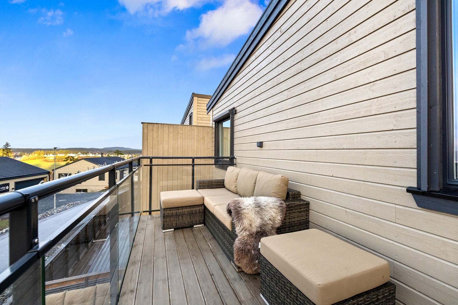 Rekkverket i stål og glass sikrer utsikten og gir et moderne uttrykk. Galleribilde