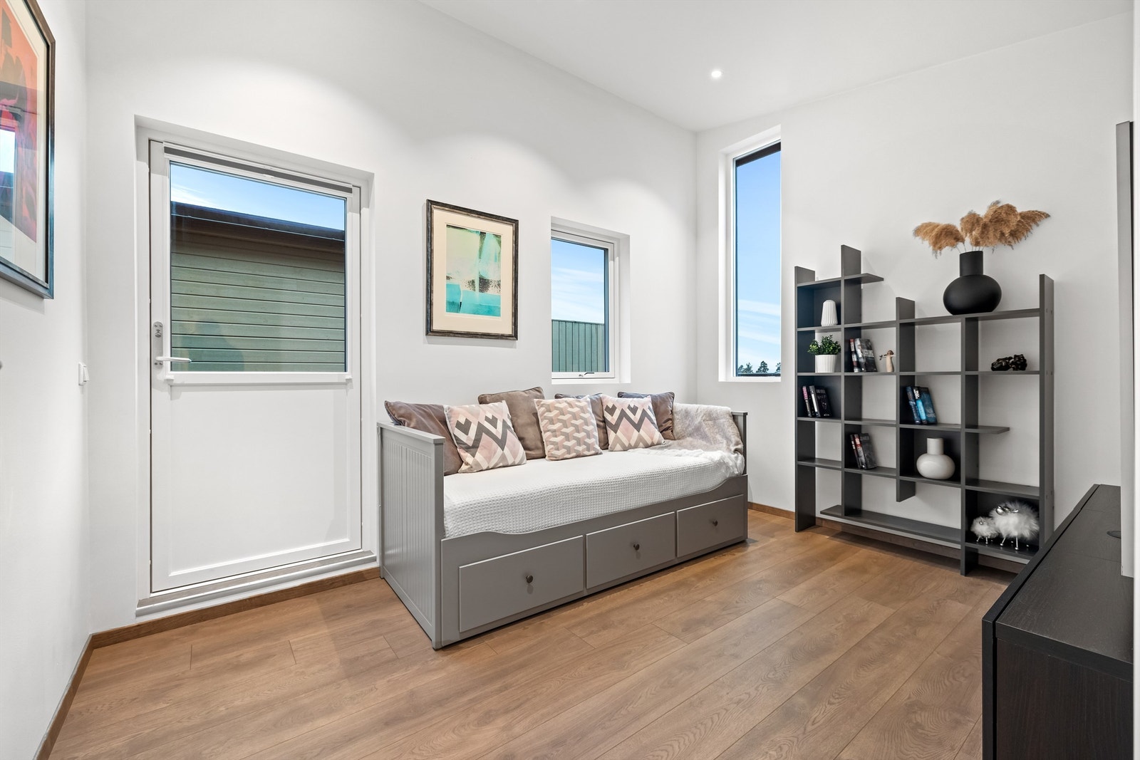 Ett av rommene har utgang til den sørvendte takterrassen på ca. 43 m². Galleribilde