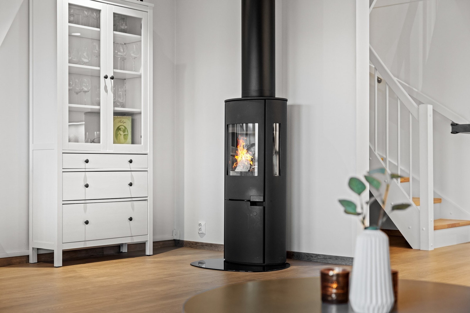 En moderne peisovn i stuen gir ekstra varme og hygge på kalde dager. Galleribilde