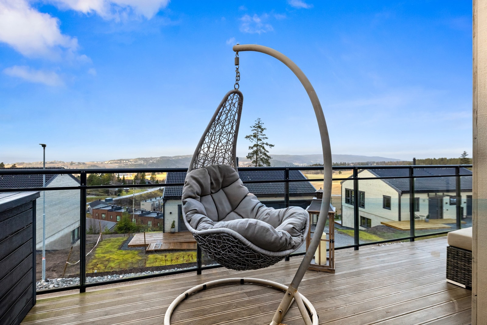 Fra terrassen har man en åpen og vid utsikt over store områder. Galleribilde