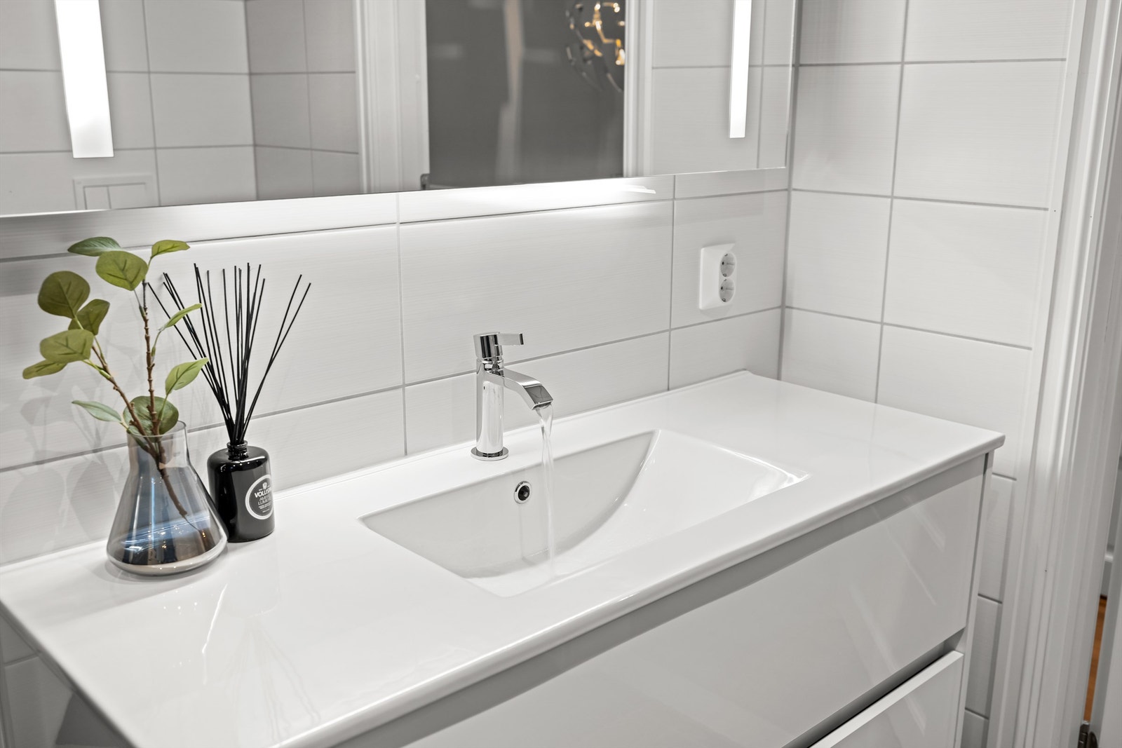 Innredningen har heldekkende servant og speil med integrert lys og stikkontakt. Galleribilde