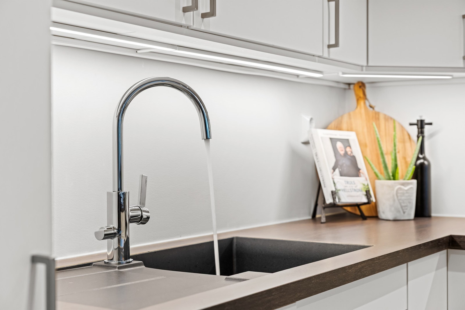 Stilrent armatur og god belysning over arbeidsflatene. Galleribilde