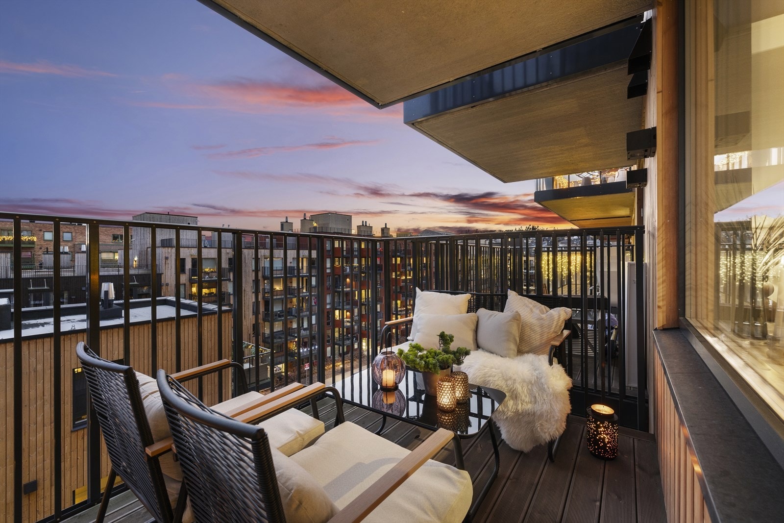 Fra stuen er det direkte utgang til balkongen, som utvider det sosiale arealet på varme dager. Galleribilde