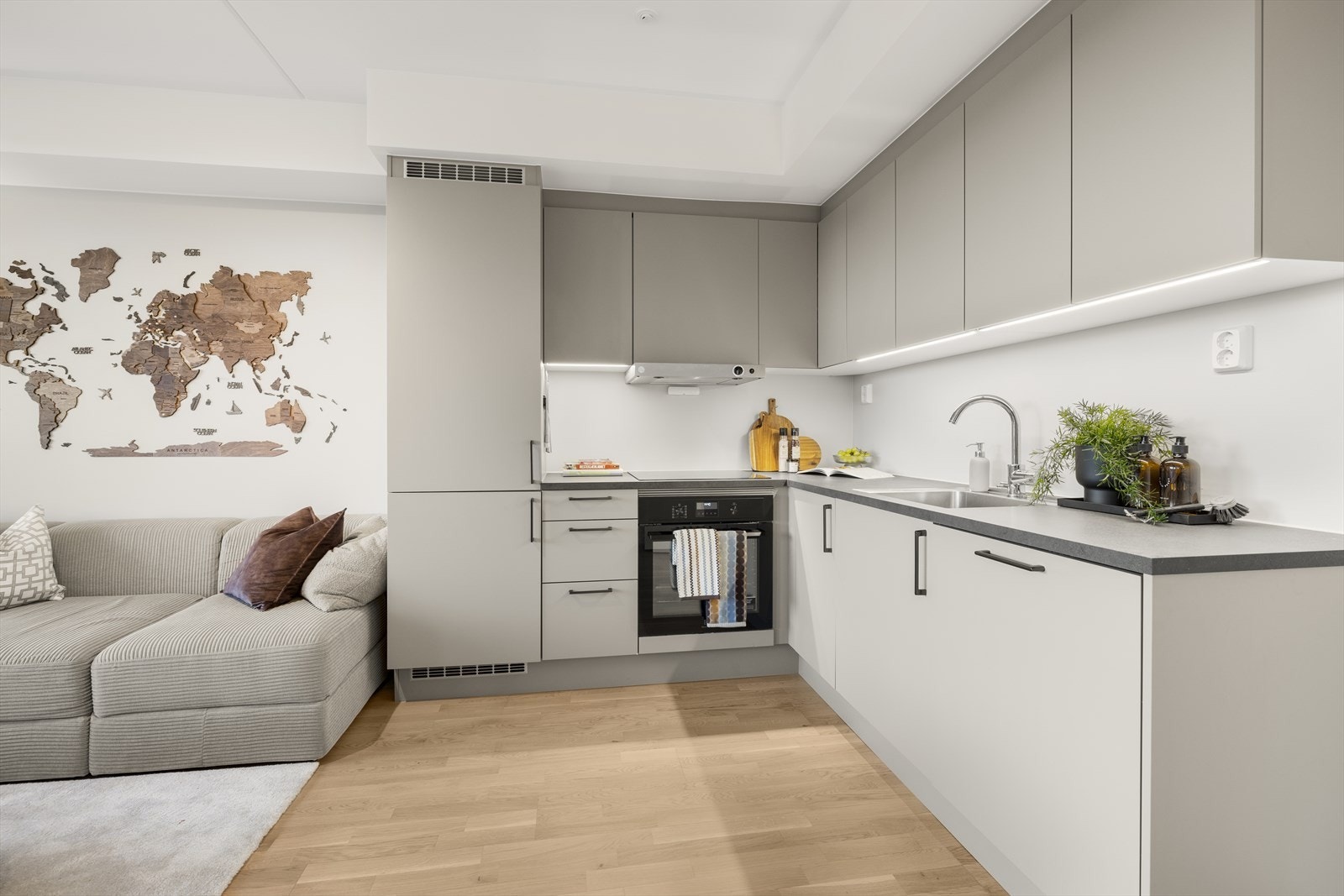 Kjøkkenet er utstyrt med lekkasjesikring med stengeventil og har god arbeidsbelysning. Galleribilde