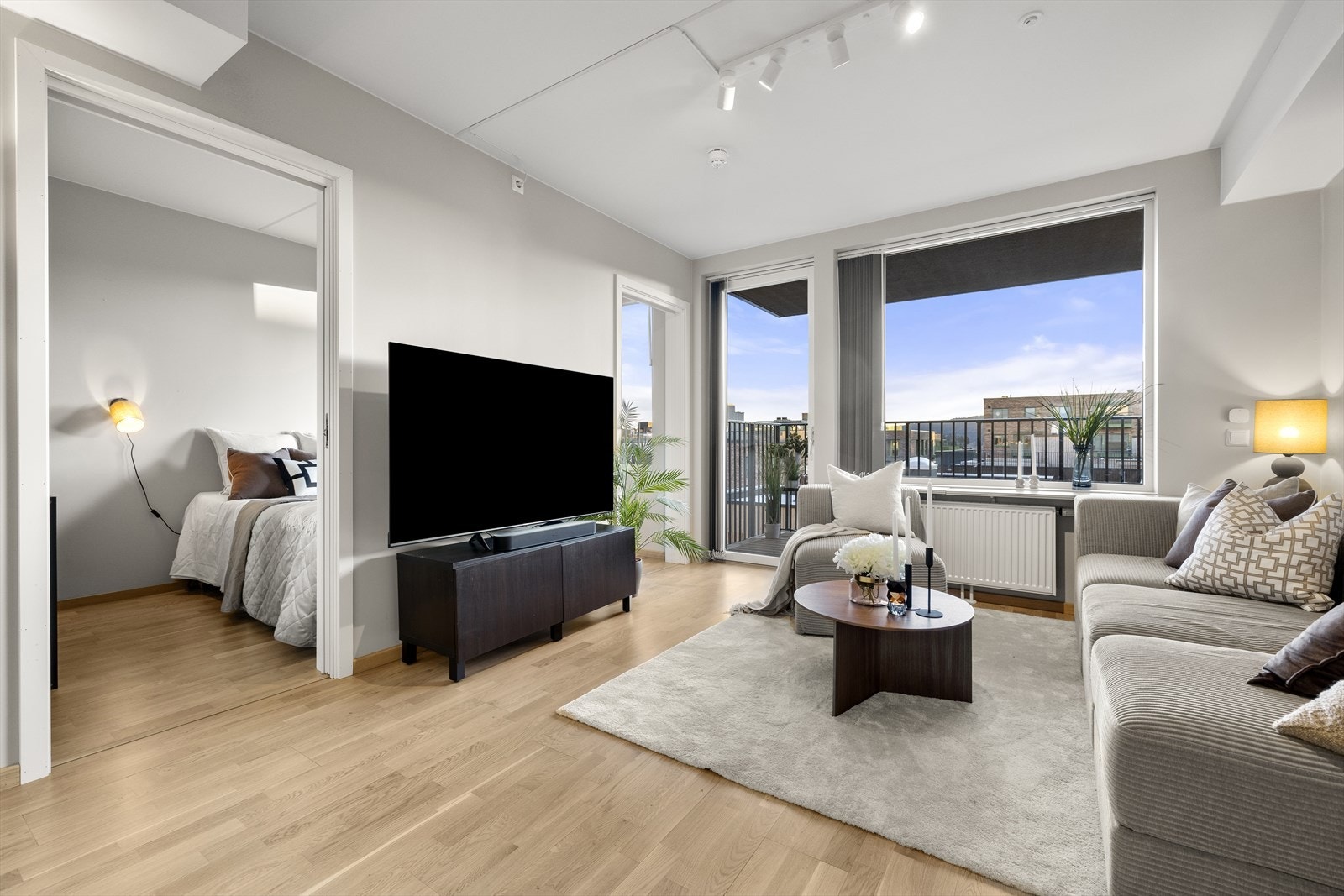 Gjennomgående parkett på gulv i oppholdsrom og soverom skaper et helhetlig inntrykk. Galleribilde