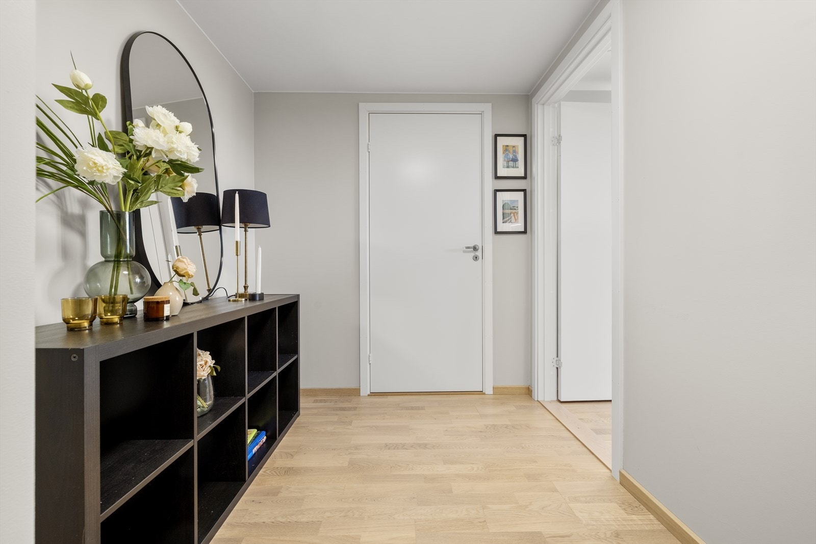 Boligen er ny fra 2024 og holder en gjennomgående moderne standard. Velkommen inn! Galleribilde