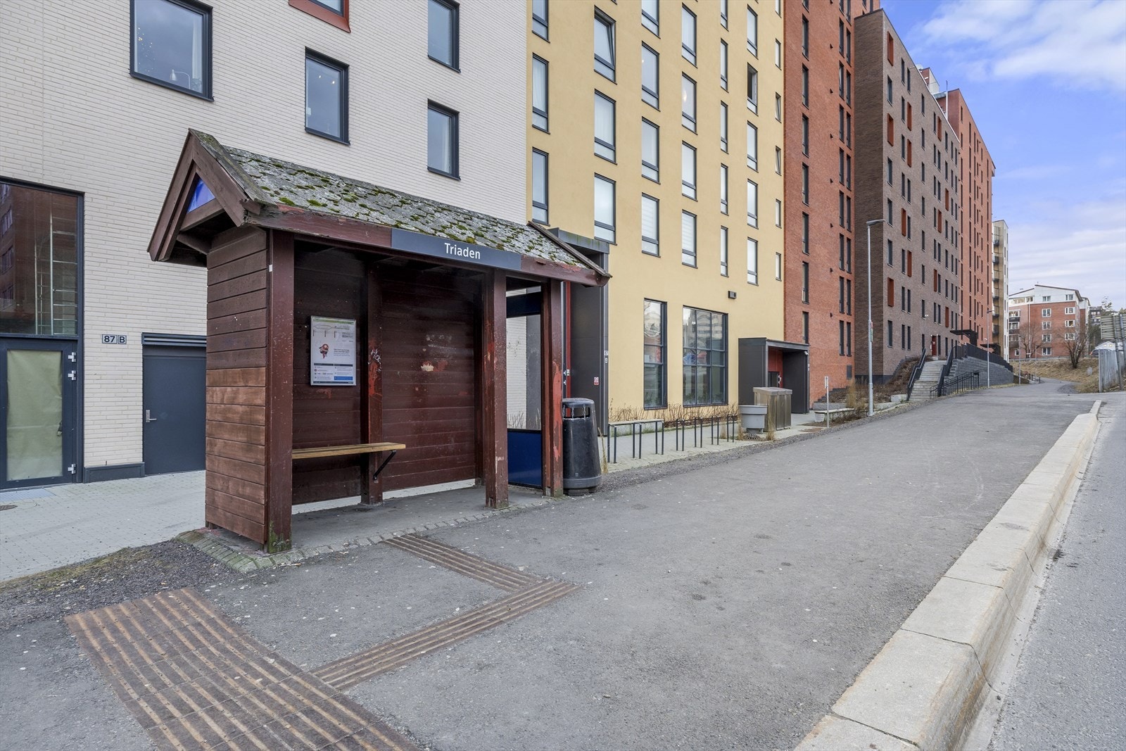 Kollektivtilbudet er svært godt, med bussholdeplass i umiddelbar nærhet med hyppige avganger. Galleribilde