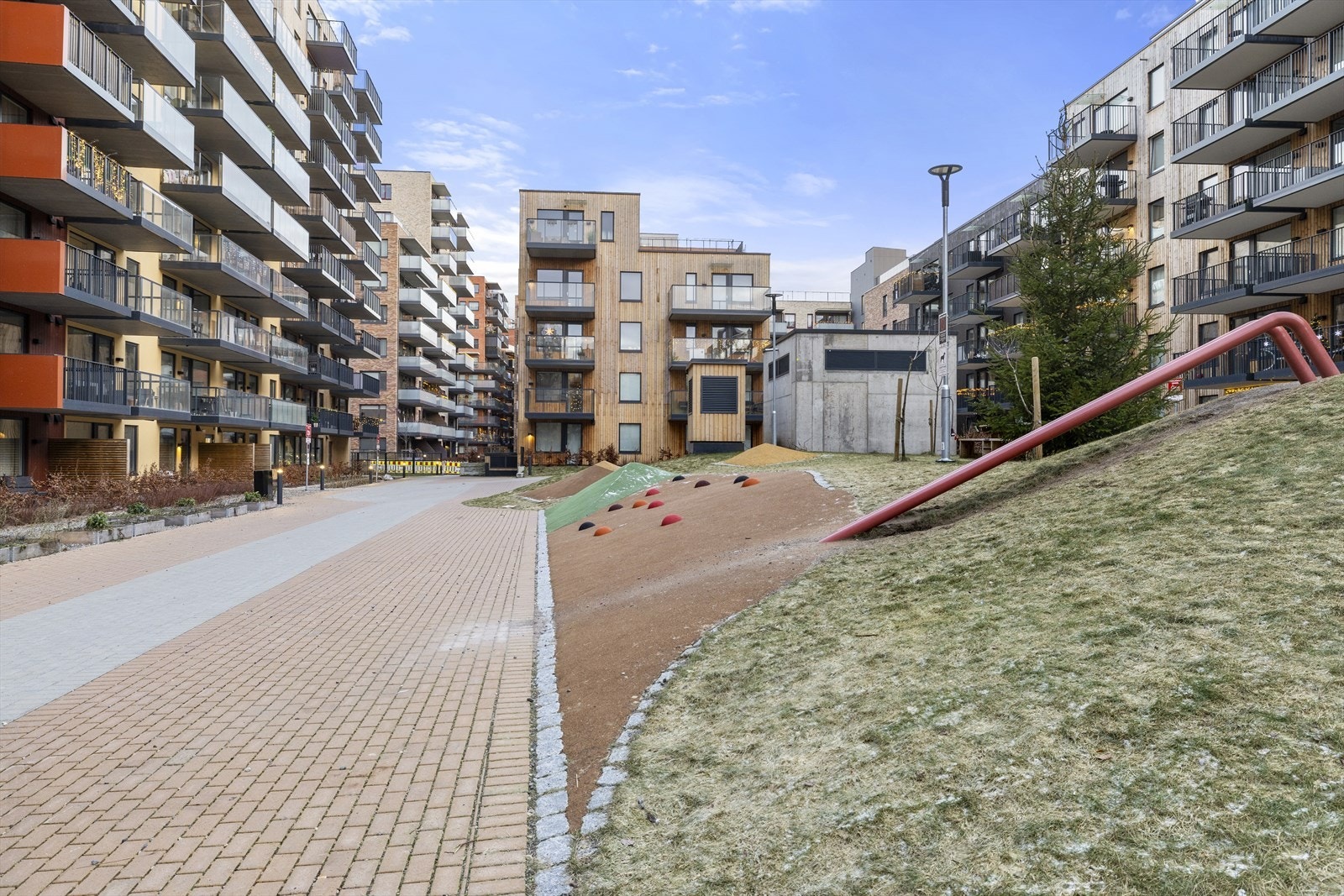 Leiligheten har en sentral og attraktiv beliggenhet på Lørenskog/Finstad. Med kort vei til barnehager, barneskole, ungdomsskole og videregående er dette en ideell beliggenhet for familier med barn i alle aldre. Galleribilde