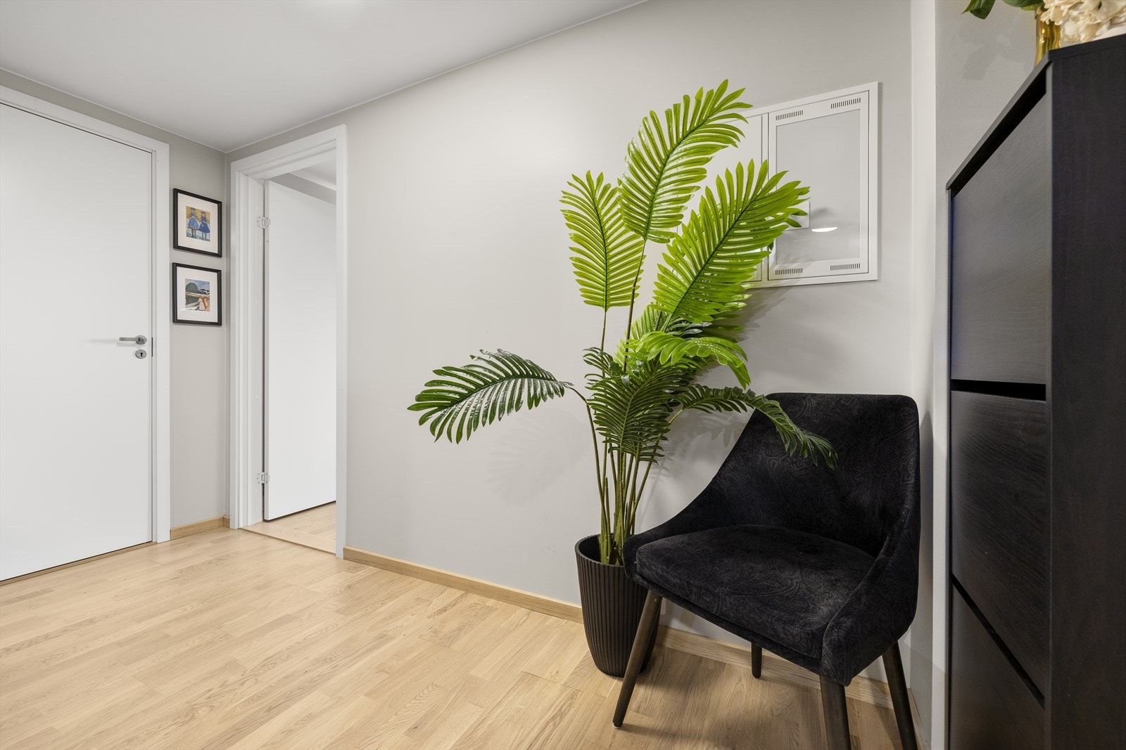 Det første du møter er en lys og fin entré som gir et godt førsteinntrykk av leiligheten. Galleribilde