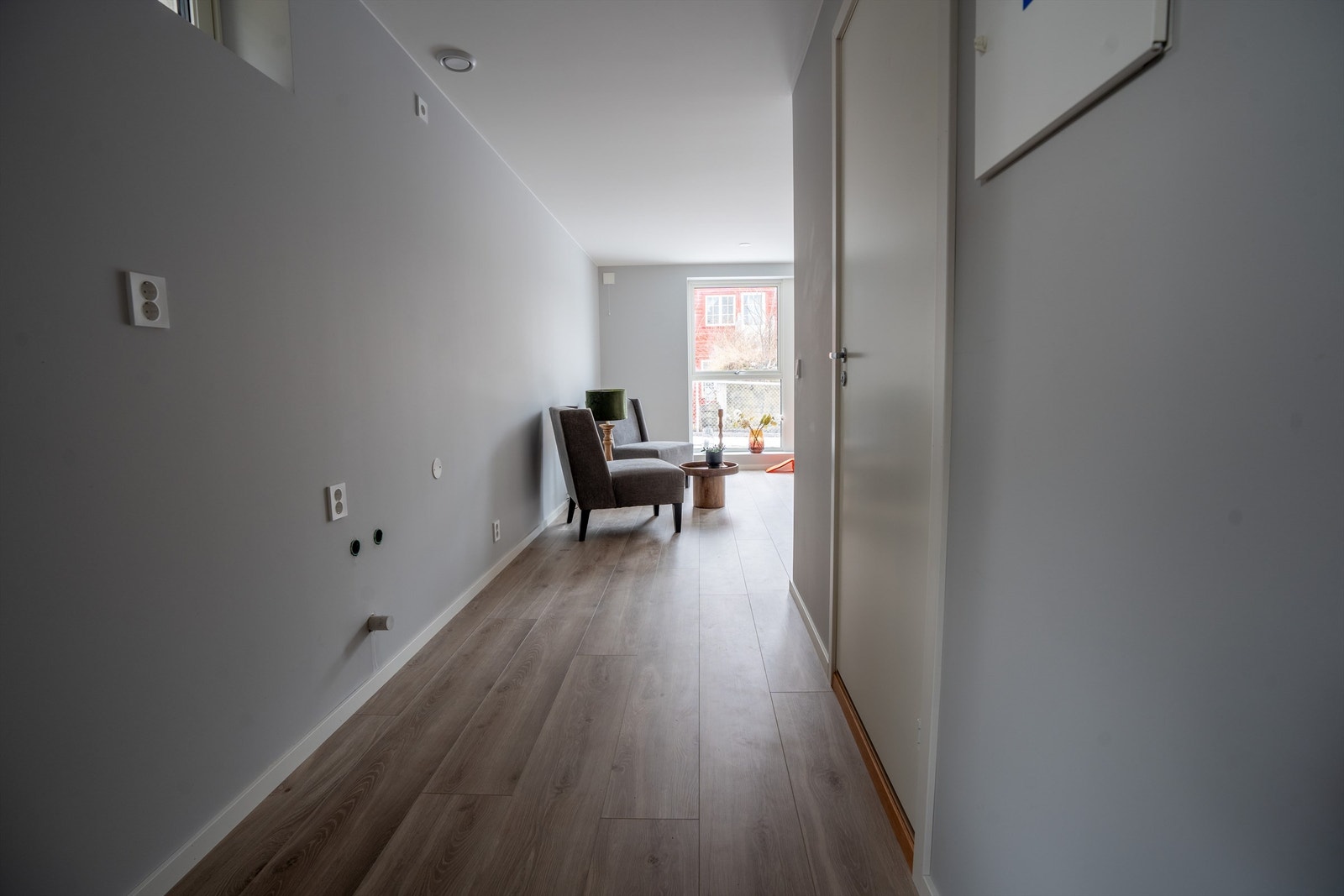 Ved montering av hybelkjøkken må det påregnes enkelte kostnader for vvs og elektro (noe opplegg som bl.a. avløp er klargjort) Galleribilde