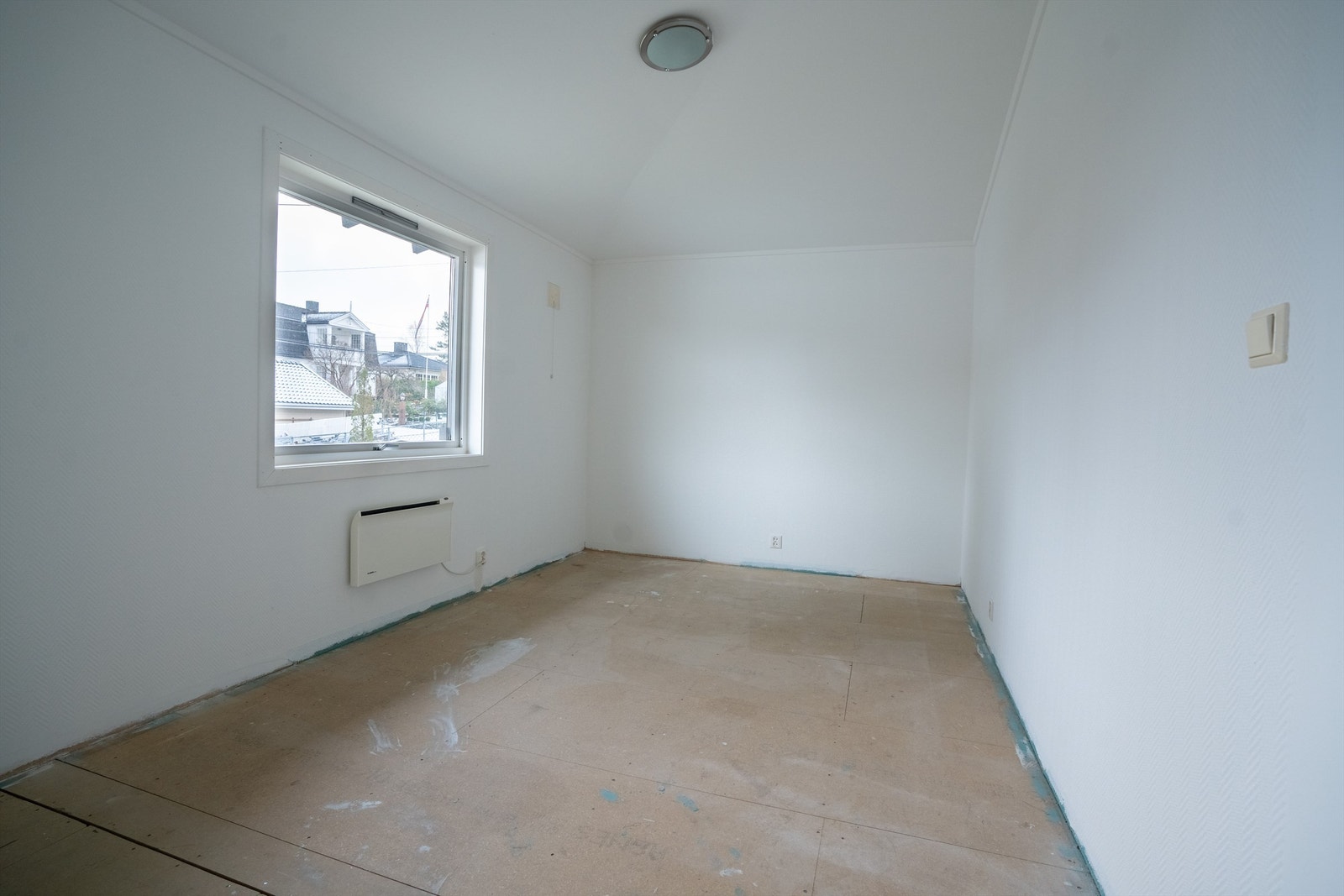 1. etasje har totalt 3 soverom. Deler av 1. etasje fremstår med en eldre/uferdig standard og det påregnes oppussing. Her har du mulighet til å optimalisere planløsningen osv. etter egne behov og ønsker Galleribilde