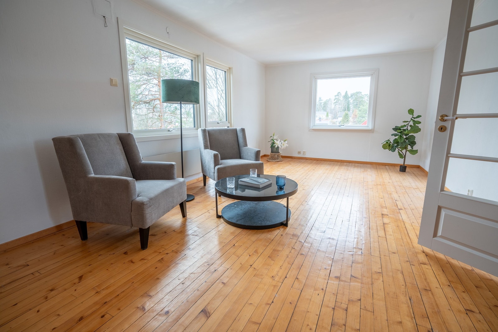 Lys stue/spisestue med utsyn over nabolaget Galleribilde