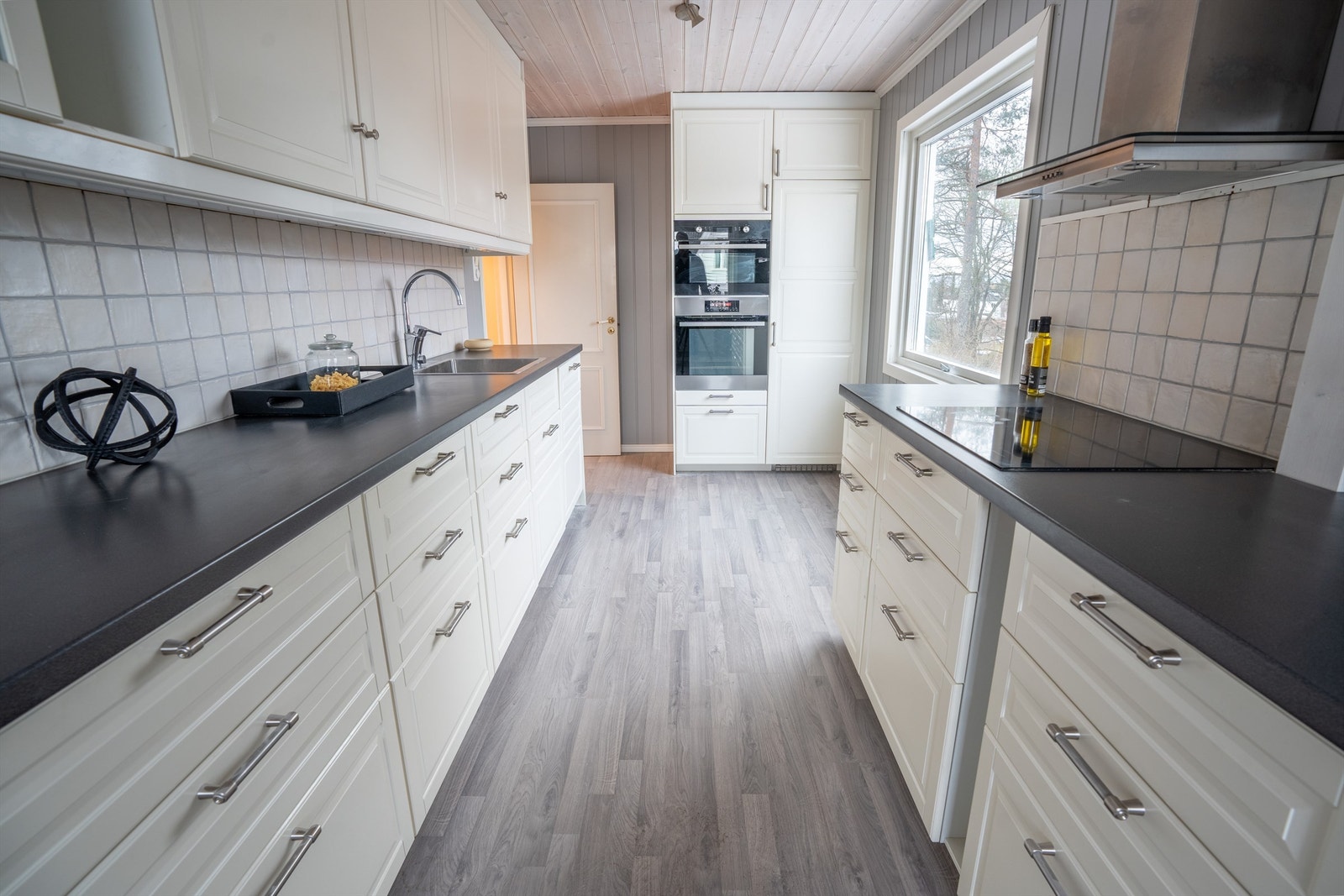 Kjøkkenet ble montert nytt i 2013 med integrerte hvitevarer Galleribilde