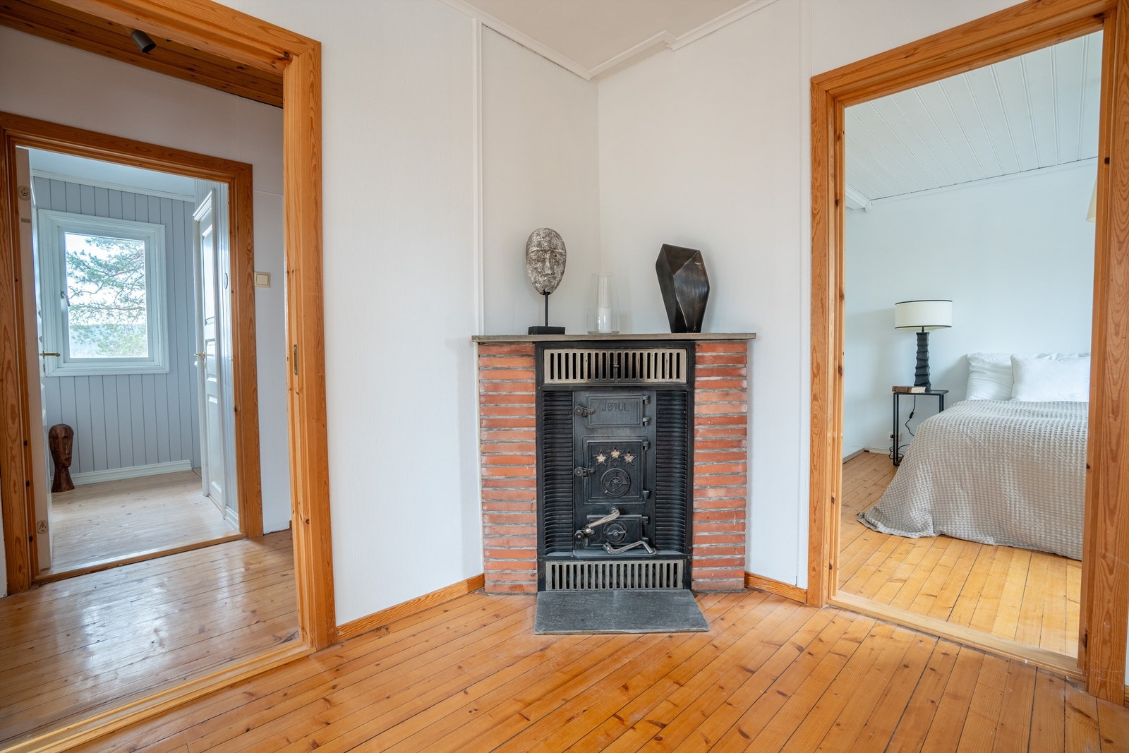 Eldre vedkamin i stuen/spisestuen Galleribilde