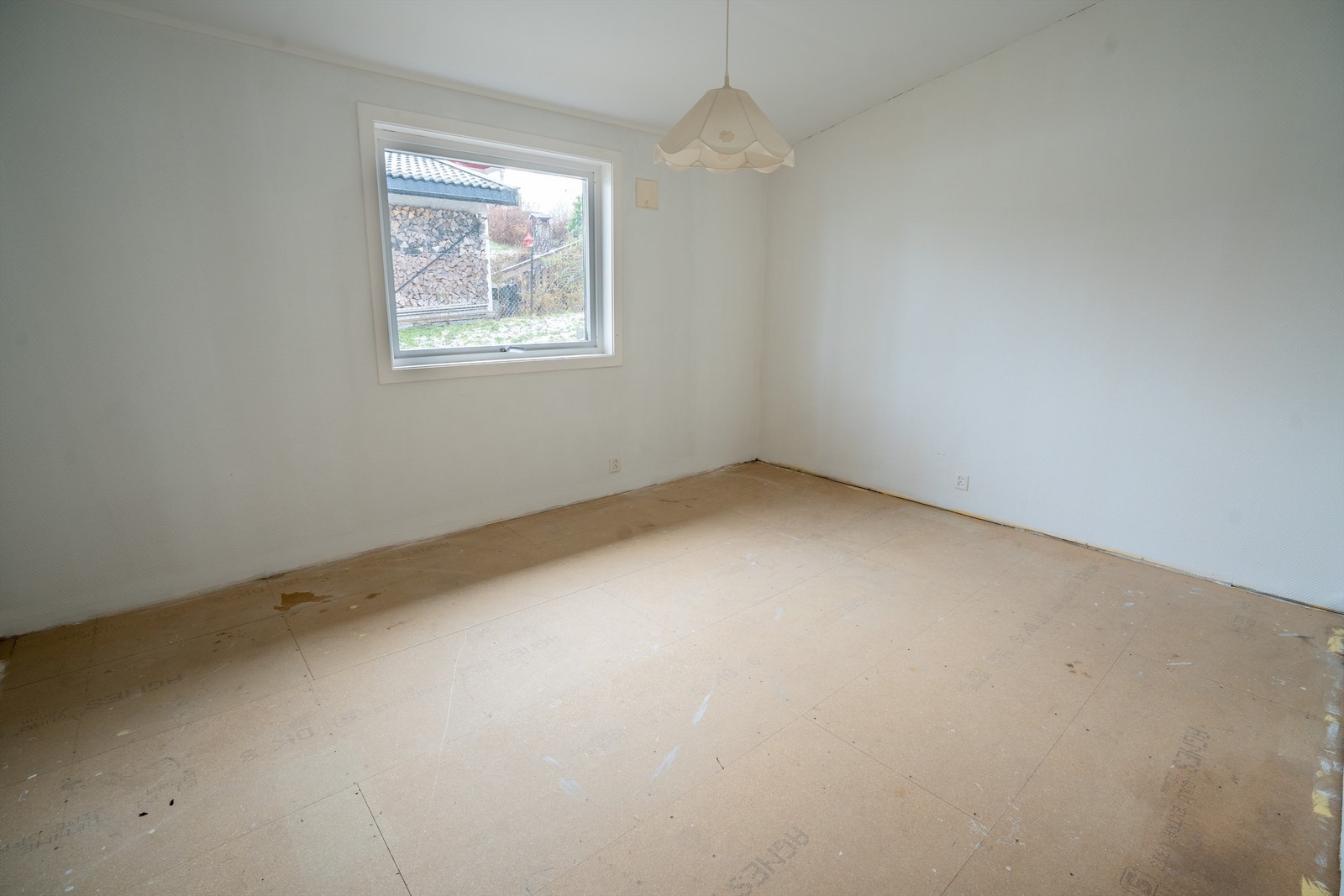 Deler av 1. etasje fremstår med en eldre/uferdig standard og det påregnes oppussing. Her har du mulighet til å optimalisere planløsningen osv. etter egne behov og ønsker Galleribilde